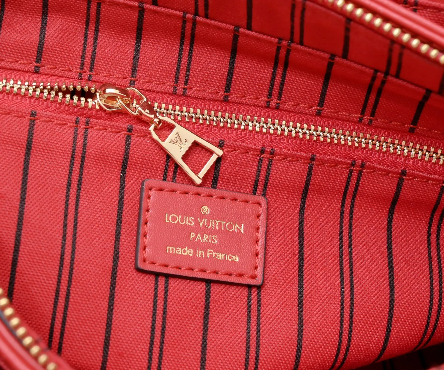 ¥500💰 Exclusive real shot-upgraded version ‼ ️New spring and summer products☀️ 💥Louis Vuitton 2023 popular practical and fashionable handheld crossbody model💪 Model: 56122🎉Color matching latest style Métis The unique shape exudes elegance. Presbyopic/yellow/original cowhide with original buckle hardware, made of soft Monogram canvas, has multiple practical pockets and three compartments. Size: length 27x height 18x ​​width 12cm