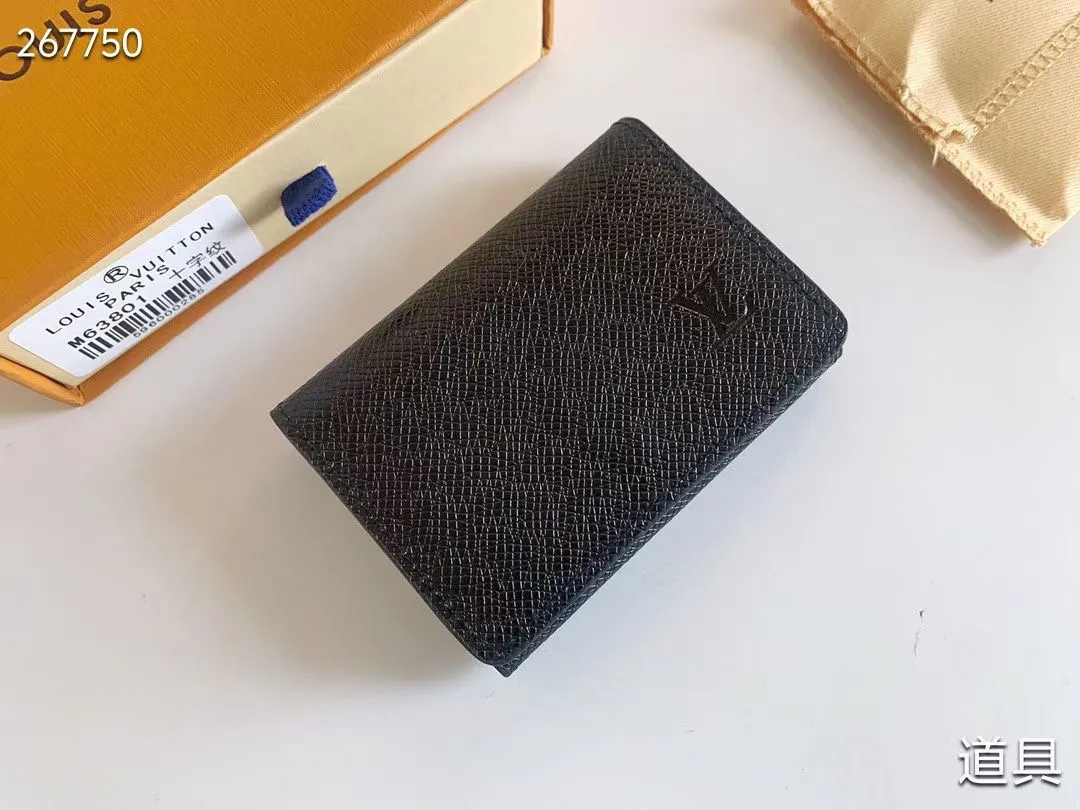 P80 💎LV ENVELOPPE CARTE DE VISITE Card Holder Wallet Made of classic Monogram coated canvas, this Enveloppe Carte de Visite card holder allows you to carry business cards or credit cards with you delicately. It can be easily stored in almost any pocket and uses snap buttons to open and close. Style number: M63801. Model: 10.5x 8x1. Coding: nn71/145125/57