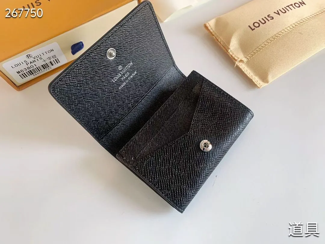 P80 💎LV ENVELOPPE CARTE DE VISITE Card Holder Wallet Made of classic Monogram coated canvas, this Enveloppe Carte de Visite card holder allows you to carry business cards or credit cards with you delicately. It can be easily stored in almost any pocket and uses snap buttons to open and close. Style number: M63801. Model: 10.5x 8x1. Coding: nn71/145125/57