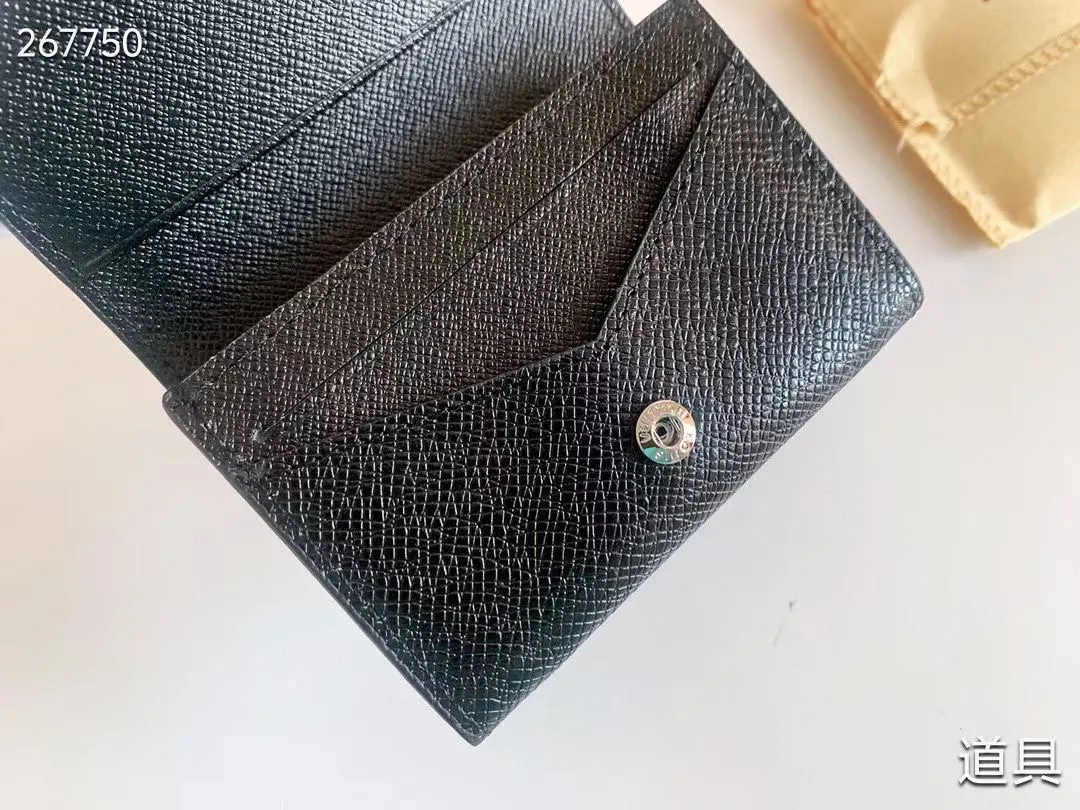 P80 💎LV ENVELOPPE CARTE DE VISITE Card Holder Wallet Made of classic Monogram coated canvas, this Enveloppe Carte de Visite card holder allows you to carry business cards or credit cards with you delicately. It can be easily stored in almost any pocket and uses snap buttons to open and close. Style number: M63801. Model: 10.5x 8x1. Coding: nn71/145125/57