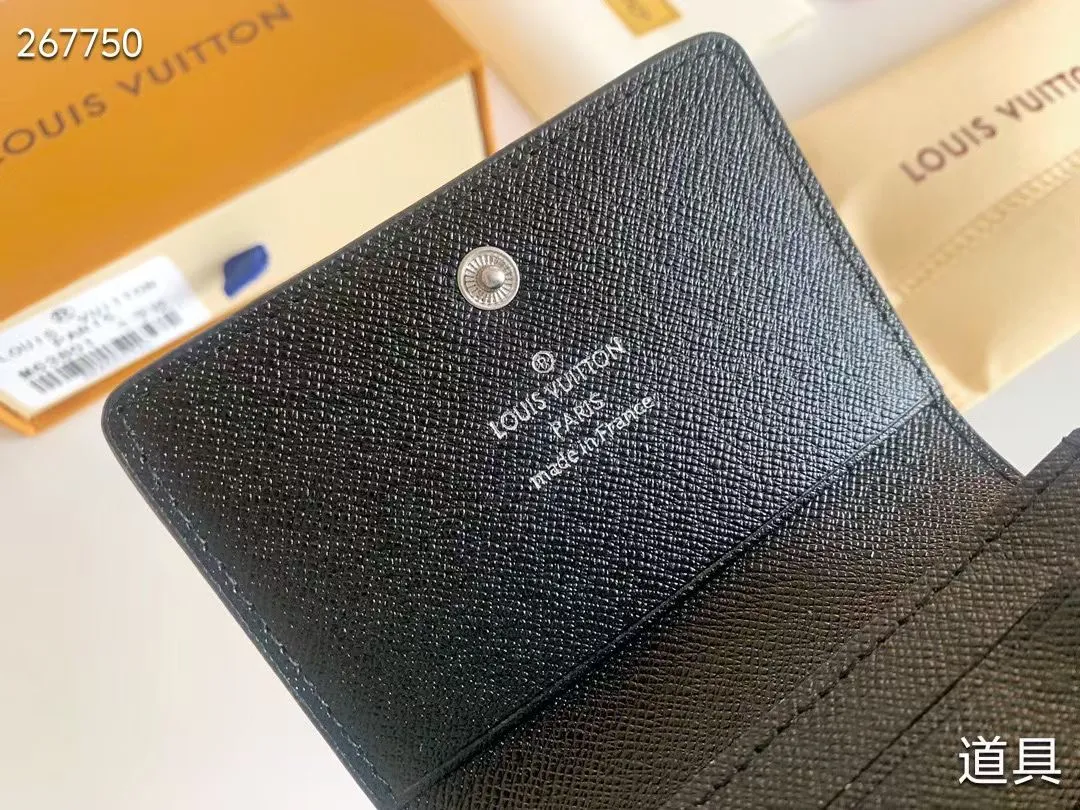 P80 💎LV ENVELOPPE CARTE DE VISITE Card Holder Wallet Made of classic Monogram coated canvas, this Enveloppe Carte de Visite card holder allows you to carry business cards or credit cards with you delicately. It can be easily stored in almost any pocket and uses snap buttons to open and close. Style number: M63801. Model: 10.5x 8x1. Coding: nn71/145125/57