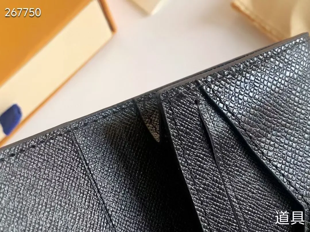 P80 💎LV ENVELOPPE CARTE DE VISITE Card Holder Wallet Made of classic Monogram coated canvas, this Enveloppe Carte de Visite card holder allows you to carry business cards or credit cards with you delicately. It can be easily stored in almost any pocket and uses snap buttons to open and close. Style number: M63801. Model: 10.5x 8x1. Coding: nn71/145125/57