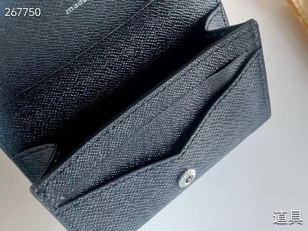 P80 💎LV ENVELOPPE CARTE DE VISITE Card Holder Wallet Made of classic Monogram coated canvas, this Enveloppe Carte de Visite card holder allows you to carry business cards or credit cards with you delicately. It can be easily stored in almost any pocket and uses snap buttons to open and close. Style number: M63801. Model: 10.5x 8x1. Coding: nn71/145125/57