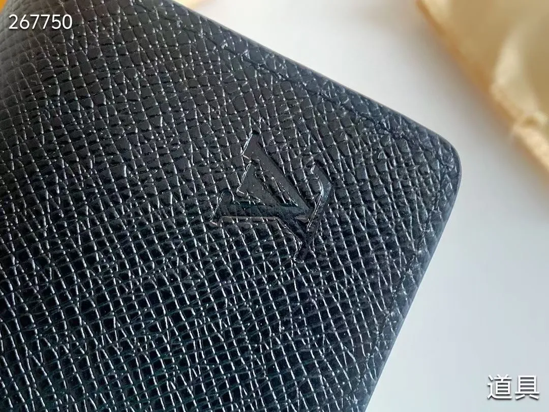 P80 💎LV ENVELOPPE CARTE DE VISITE Card Holder Wallet Made of classic Monogram coated canvas, this Enveloppe Carte de Visite card holder allows you to carry business cards or credit cards with you delicately. It can be easily stored in almost any pocket and uses snap buttons to open and close. Style number: M63801. Model: 10.5x 8x1. Coding: nn71/145125/57