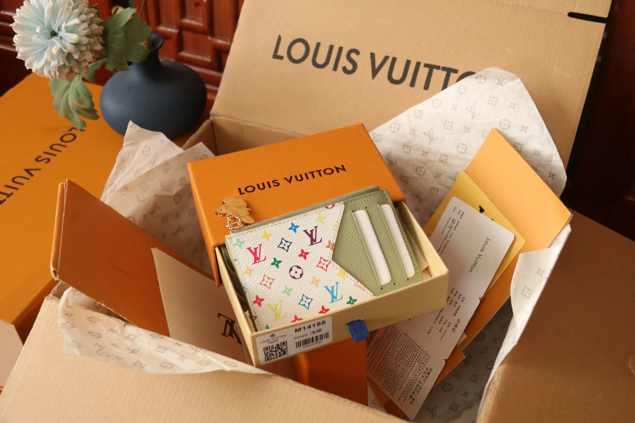 【LV x TM Romy Card Holder】 💎p400 m14155 rose m14171 blue m13800 green "LV × TM Porto Kurt Romy" appears in the "Louis Vuitton × Takashi Murakami" series that unfolds in a variety of categories. It features functional and playful expressions with fresh tones inspired by the rainbow colors unique to Japanese artists. The whole piece is finished with Monogram Amplant leather that adds a casual personality, and the bright Monogram multi-color canvas in the flat pocket stands out. The coin pocket opens and closes with a gold zipper and features a panda pull to symbolize the season.  Dimensions: 12 x 8 x 0.8 cm