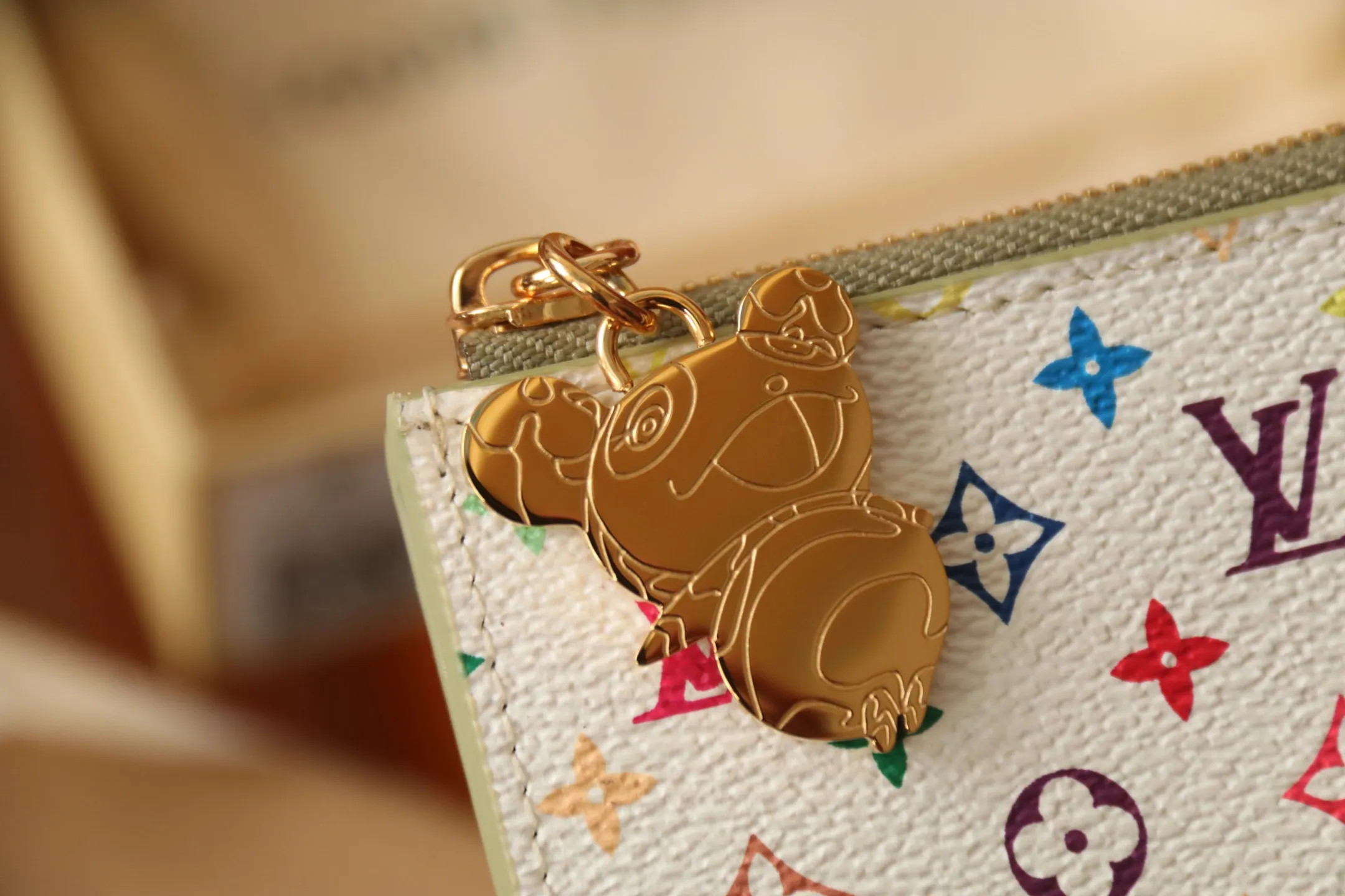 【LV x TM Romy Card Holder】 💎p400 m14155 rose m14171 blue m13800 green "LV × TM Porto Kurt Romy" appears in the "Louis Vuitton × Takashi Murakami" series that unfolds in a variety of categories. It features functional and playful expressions with fresh tones inspired by the rainbow colors unique to Japanese artists. The whole piece is finished with Monogram Amplant leather that adds a casual personality, and the bright Monogram multi-color canvas in the flat pocket stands out. The coin pocket opens and closes with a gold zipper and features a panda pull to symbolize the season.  Dimensions: 12 x 8 x 0.8 cm