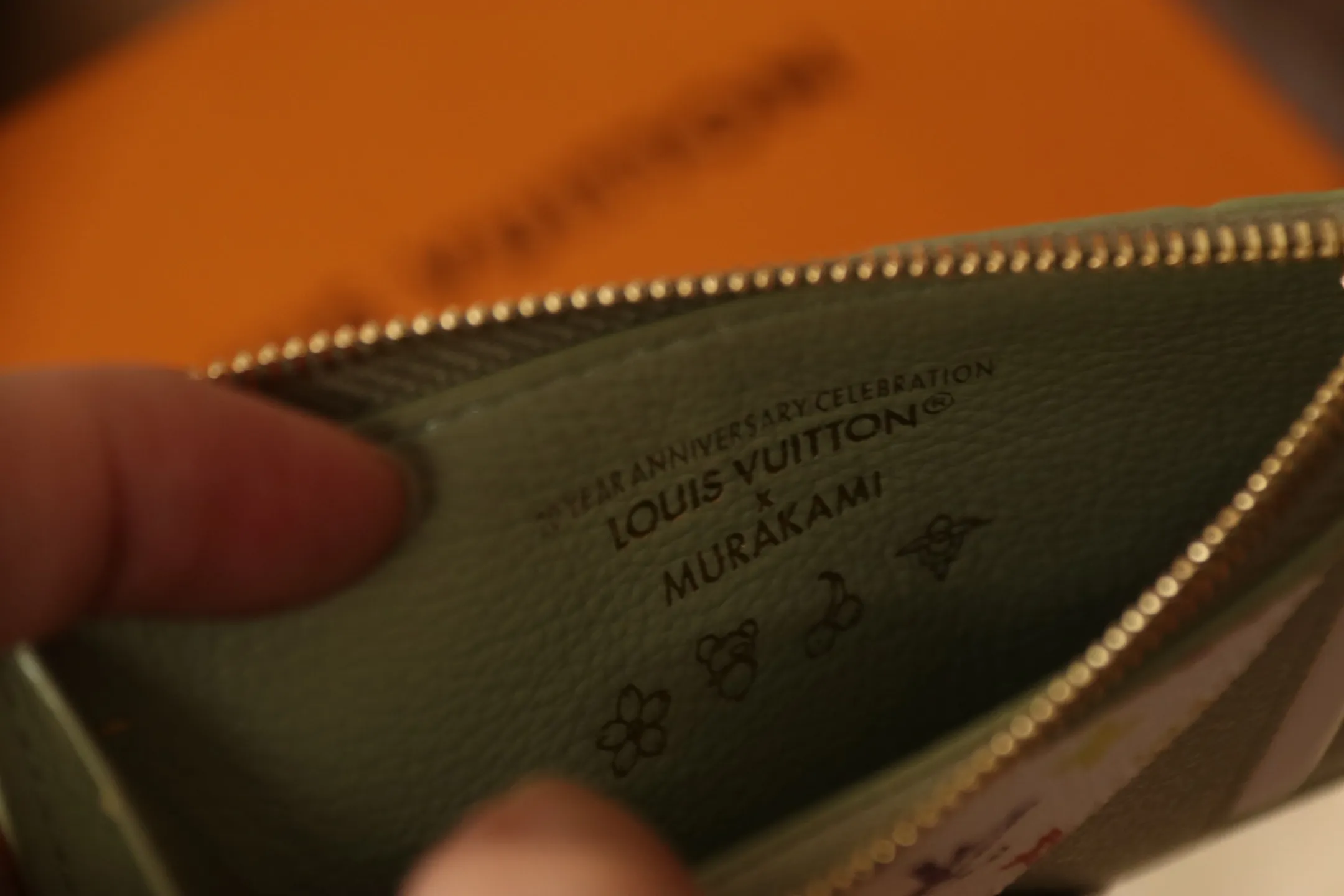 【LV x TM Romy Card Holder】 💎p400 m14155 rose m14171 blue m13800 green "LV × TM Porto Kurt Romy" appears in the "Louis Vuitton × Takashi Murakami" series that unfolds in a variety of categories. It features functional and playful expressions with fresh tones inspired by the rainbow colors unique to Japanese artists. The whole piece is finished with Monogram Amplant leather that adds a casual personality, and the bright Monogram multi-color canvas in the flat pocket stands out. The coin pocket opens and closes with a gold zipper and features a panda pull to symbolize the season.  Dimensions: 12 x 8 x 0.8 cm