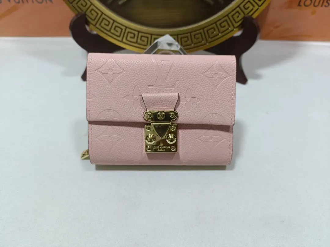 P160💰M80880 M81071 This Métis small wallet is made of soft Monogram Empreinte leather and decorated with the classic Monogram pattern, inspired by the Métis leather goods series. The wallet's flap is secured with a mini S-lock, a nod to traditional Louis Vuitton luggage. Compact yet practical, the wallet features a zippered accordion coin purse, two patch pockets and six credit card slots. Dimensions: 11.5 x 8.5 x 4 cm