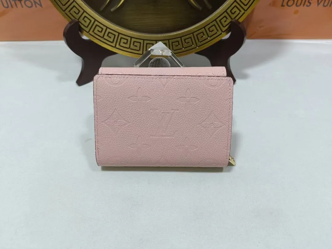 P160💰M80880 M81071 This Métis small wallet is made of soft Monogram Empreinte leather and decorated with the classic Monogram pattern, inspired by the Métis leather goods series. The wallet's flap is secured with a mini S-lock, a nod to traditional Louis Vuitton luggage. Compact yet practical, the wallet features a zippered accordion coin purse, two patch pockets and six credit card slots. Dimensions: 11.5 x 8.5 x 4 cm