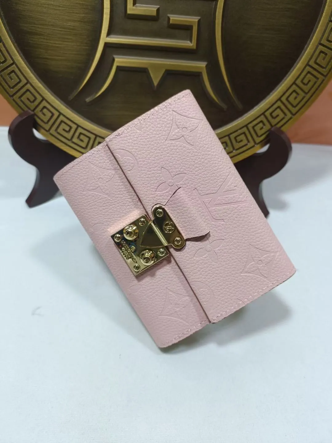 P160💰M80880 M81071 This Métis small wallet is made of soft Monogram Empreinte leather and decorated with the classic Monogram pattern, inspired by the Métis leather goods series. The wallet's flap is secured with a mini S-lock, a nod to traditional Louis Vuitton luggage. Compact yet practical, the wallet features a zippered accordion coin purse, two patch pockets and six credit card slots. Dimensions: 11.5 x 8.5 x 4 cm