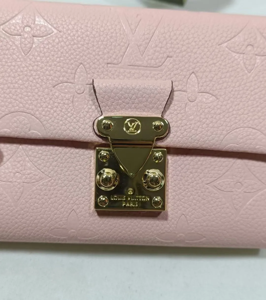 P160💰M80880 M81071 This Métis small wallet is made of soft Monogram Empreinte leather and decorated with the classic Monogram pattern, inspired by the Métis leather goods series. The wallet's flap is secured with a mini S-lock, a nod to traditional Louis Vuitton luggage. Compact yet practical, the wallet features a zippered accordion coin purse, two patch pockets and six credit card slots. Dimensions: 11.5 x 8.5 x 4 cm