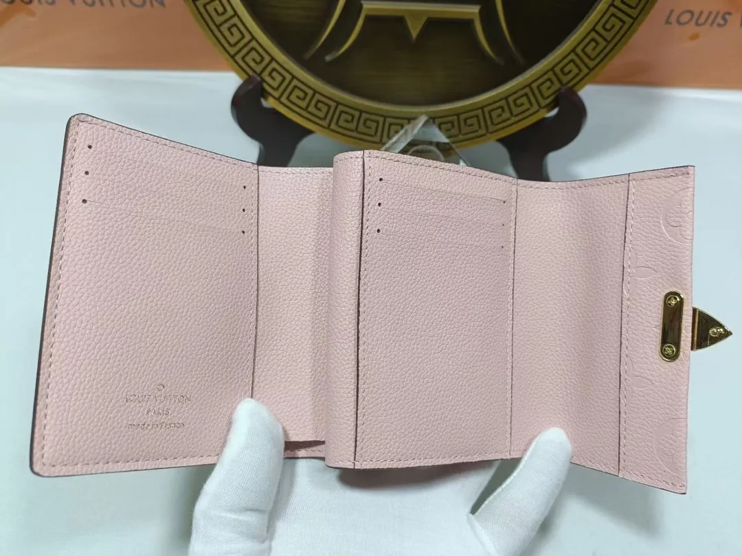 P160💰M80880 M81071 This Métis small wallet is made of soft Monogram Empreinte leather and decorated with the classic Monogram pattern, inspired by the Métis leather goods series. The wallet's flap is secured with a mini S-lock, a nod to traditional Louis Vuitton luggage. Compact yet practical, the wallet features a zippered accordion coin purse, two patch pockets and six credit card slots. Dimensions: 11.5 x 8.5 x 4 cm