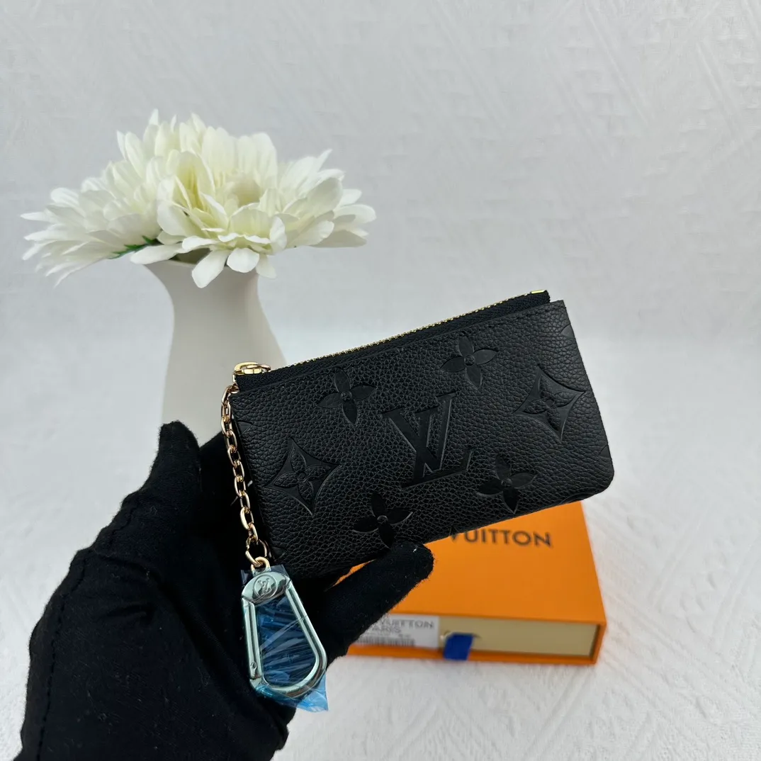 P70 M62650 embossed This key bag is made of Monogram Empreinte leather. The zipper design can securely store personal items such as keys, coins, cards and lipstick. It can also be fixed to the D-ring in a handbag, belt or Louis Vuitton bag. It is elegant and practical. Size: 12*7*1.5cm