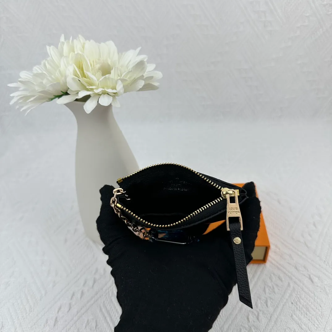 P70 M62650 embossed This key bag is made of Monogram Empreinte leather. The zipper design can securely store personal items such as keys, coins, cards and lipstick. It can also be fixed to the D-ring in a handbag, belt or Louis Vuitton bag. It is elegant and practical. Size: 12*7*1.5cm