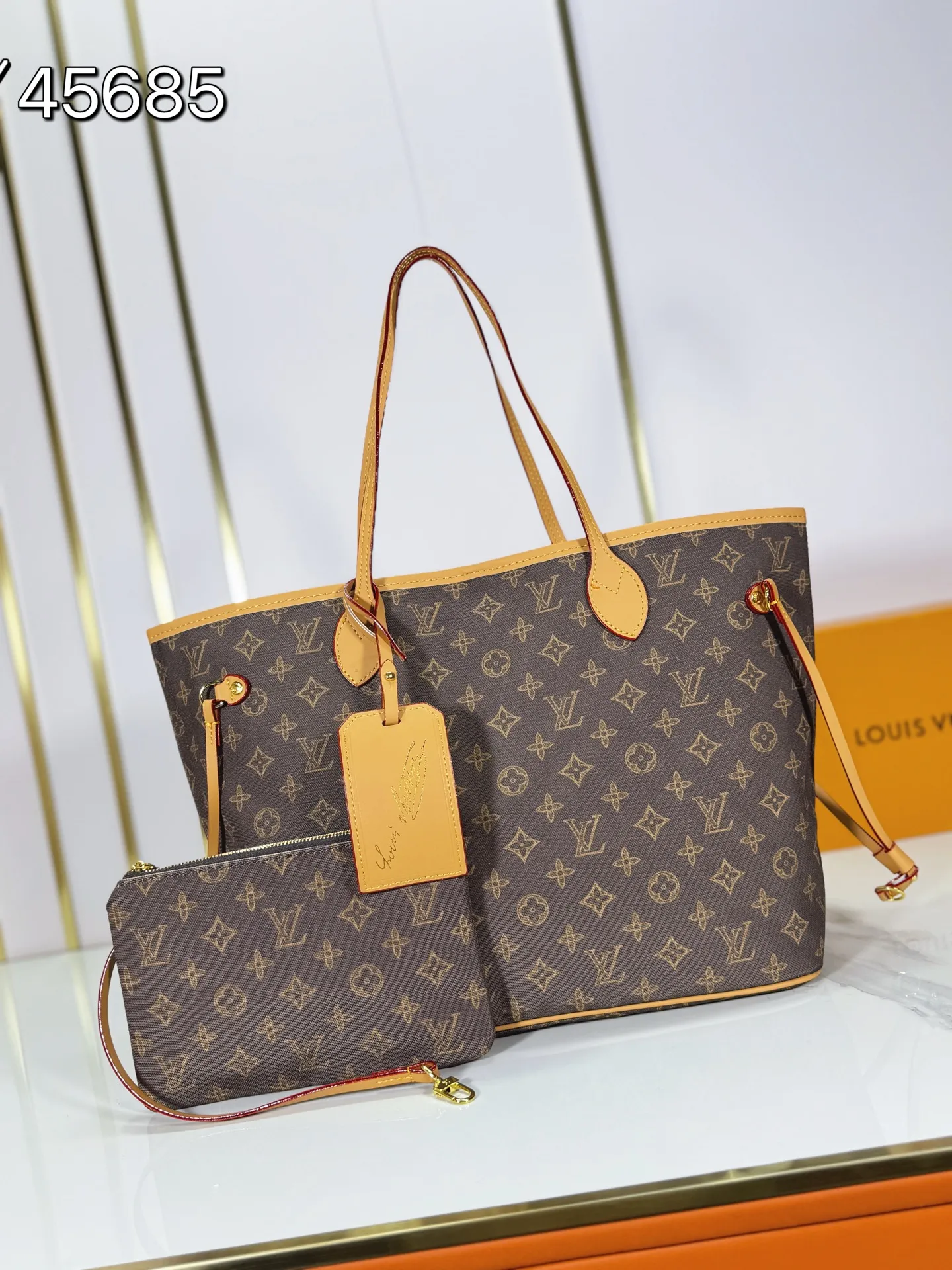 P240 upgraded original M45685 M40995 M27521💋💋Louis Vuitton's new Neverfull is a new interpretation of the classic handbag, exploring the exquisite details inside the bag. Redesigned interior pockets feature fresh fabric linings and vintage details inspired by the Louis Vuitton archives, most notably the detachable zippered clutch, which can be used on its own as a sophisticated clutch or as an additional pocket. Bright lining tones add a more lively feel to Monogram's classic canvas. Size: 32*29*17 cm