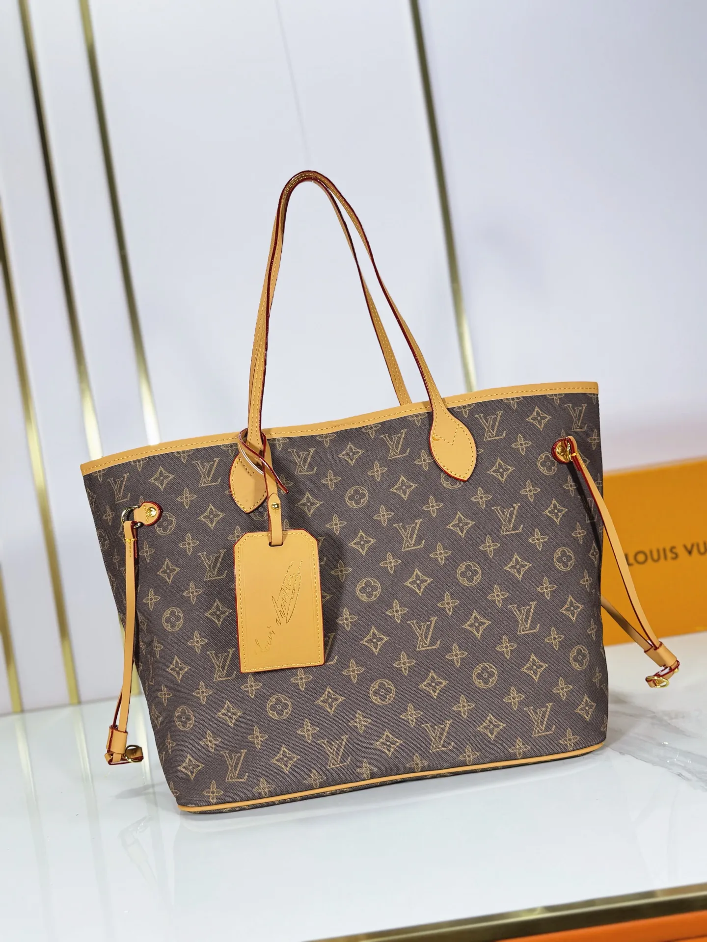 P240 upgraded original M45685 M40995 M27521💋💋Louis Vuitton's new Neverfull is a new interpretation of the classic handbag, exploring the exquisite details inside the bag. Redesigned interior pockets feature fresh fabric linings and vintage details inspired by the Louis Vuitton archives, most notably the detachable zippered clutch, which can be used on its own as a sophisticated clutch or as an additional pocket. Bright lining tones add a more lively feel to Monogram's classic canvas. Size: 32*29*17 cm