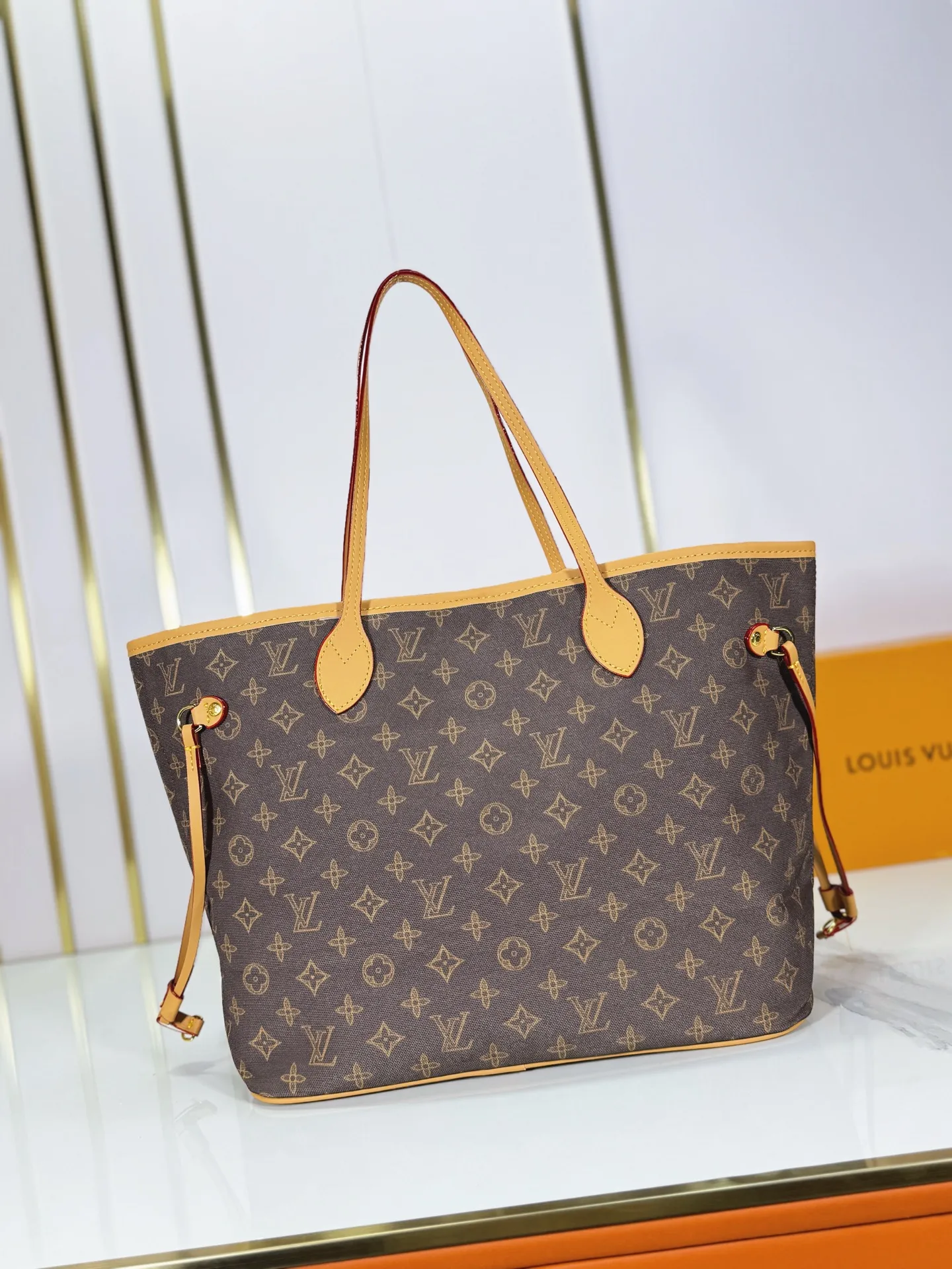 P240 upgraded original M45685 M40995 M27521💋💋Louis Vuitton's new Neverfull is a new interpretation of the classic handbag, exploring the exquisite details inside the bag. Redesigned interior pockets feature fresh fabric linings and vintage details inspired by the Louis Vuitton archives, most notably the detachable zippered clutch, which can be used on its own as a sophisticated clutch or as an additional pocket. Bright lining tones add a more lively feel to Monogram's classic canvas. Size: 32*29*17 cm