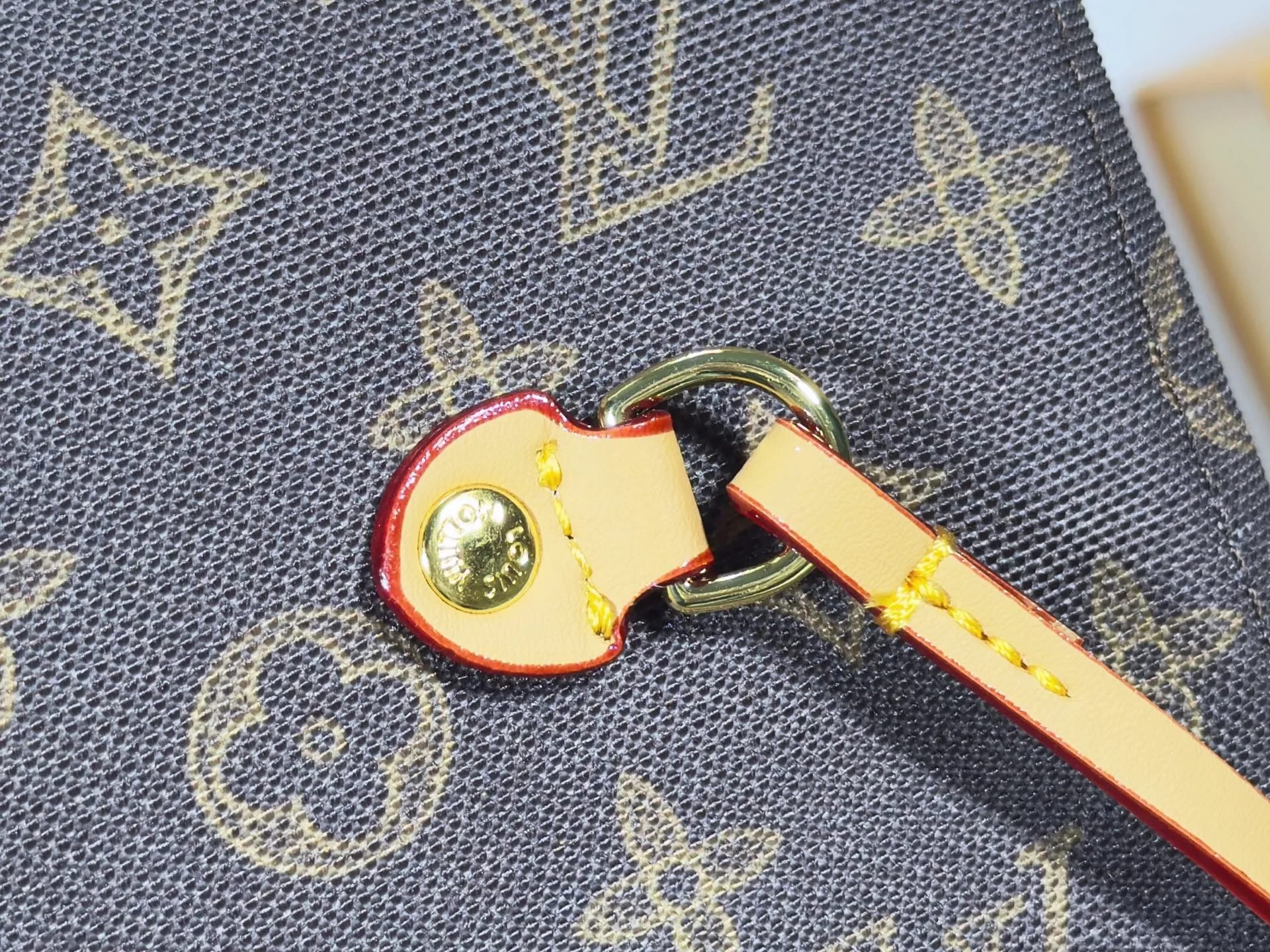 P240 upgraded original M45685 M40995 M27521💋💋Louis Vuitton's new Neverfull is a new interpretation of the classic handbag, exploring the exquisite details inside the bag. Redesigned interior pockets feature fresh fabric linings and vintage details inspired by the Louis Vuitton archives, most notably the detachable zippered clutch, which can be used on its own as a sophisticated clutch or as an additional pocket. Bright lining tones add a more lively feel to Monogram's classic canvas. Size: 32*29*17 cm