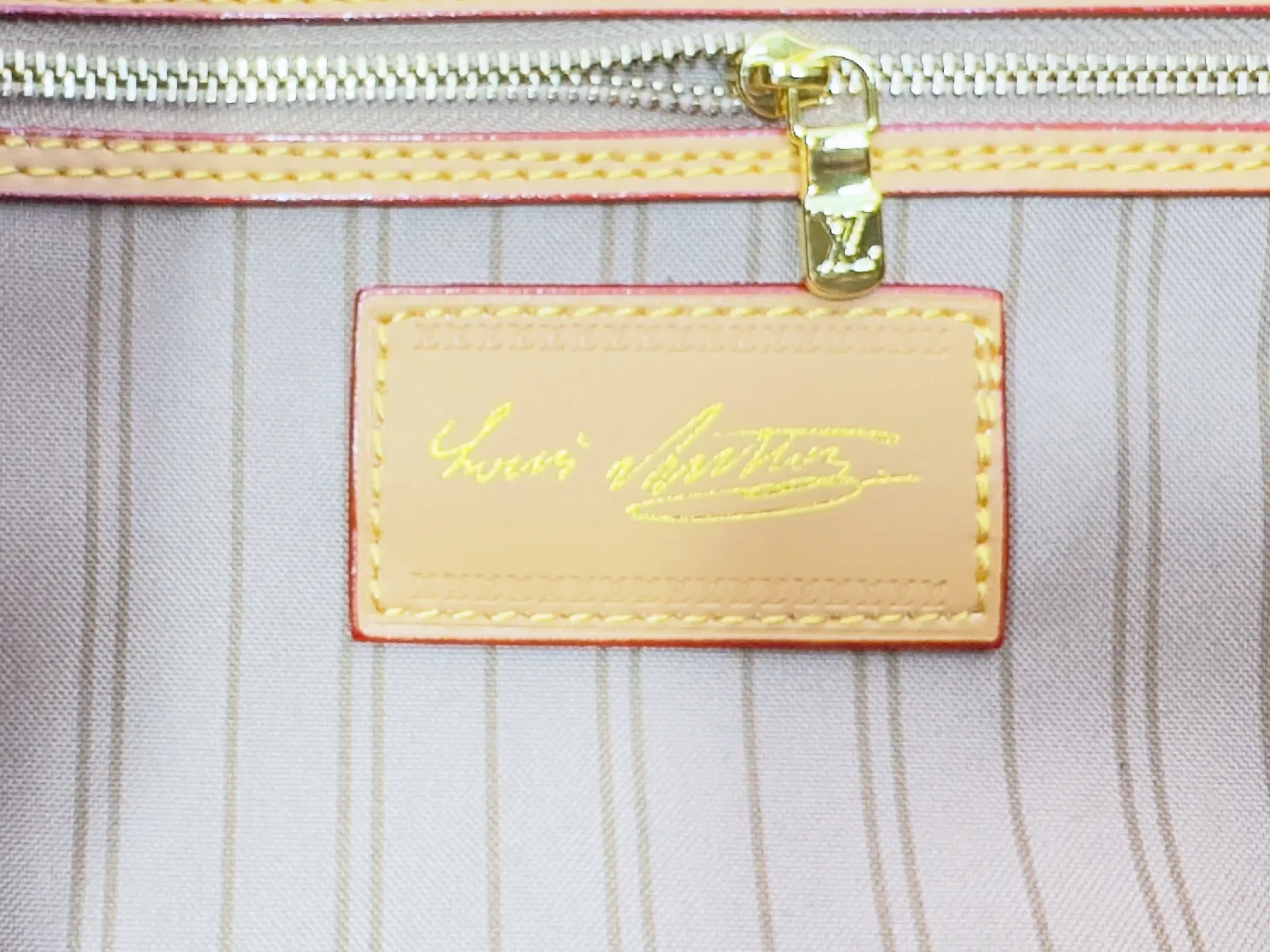 P240 upgraded original M45685 M40995 M27521💋💋Louis Vuitton's new Neverfull is a new interpretation of the classic handbag, exploring the exquisite details inside the bag. Redesigned interior pockets feature fresh fabric linings and vintage details inspired by the Louis Vuitton archives, most notably the detachable zippered clutch, which can be used on its own as a sophisticated clutch or as an additional pocket. Bright lining tones add a more lively feel to Monogram's classic canvas. Size: 32*29*17 cm