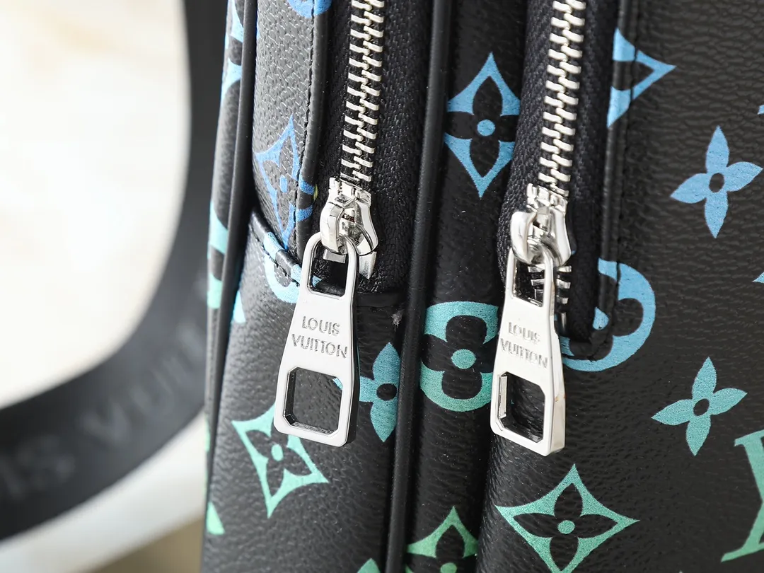 💰240💰Upgraded from the original M13963 M47137 M11703 This Avenue small shoulder bag is made of Monogram Eclipse coated canvas, with a sophisticated structure to explore the trendy charm of traveling cross-body. An interior pocket in the main compartment ensures secure storage, while an exterior zippered pocket provides easy access to frequently used items. There is a triangular zipper pocket where the shoulder strap connects to the handbag. 16 x 33 x 5.7 cm (length x height x width)