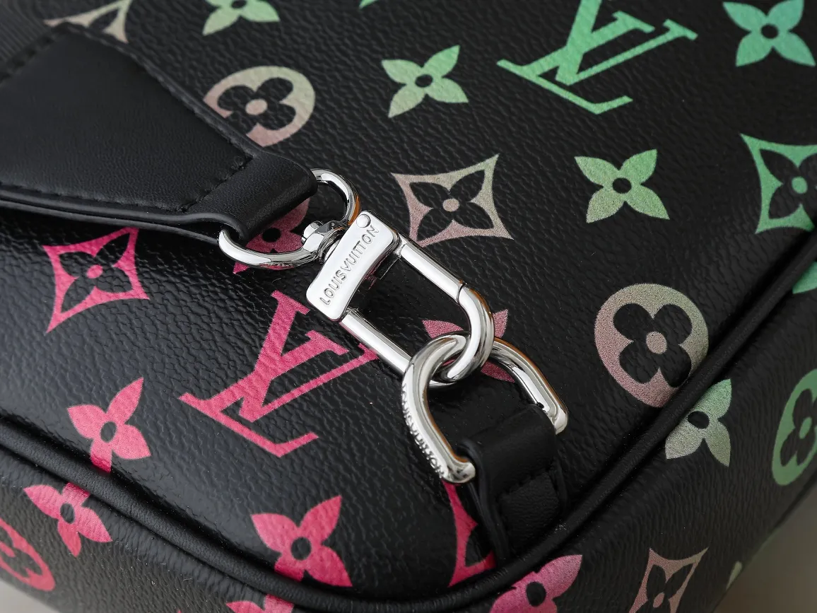 💰240💰Upgraded from the original M13963 M47137 M11703 This Avenue small shoulder bag is made of Monogram Eclipse coated canvas, with a sophisticated structure to explore the trendy charm of traveling cross-body. An interior pocket in the main compartment ensures secure storage, while an exterior zippered pocket provides easy access to frequently used items. There is a triangular zipper pocket where the shoulder strap connects to the handbag. 16 x 33 x 5.7 cm (length x height x width)