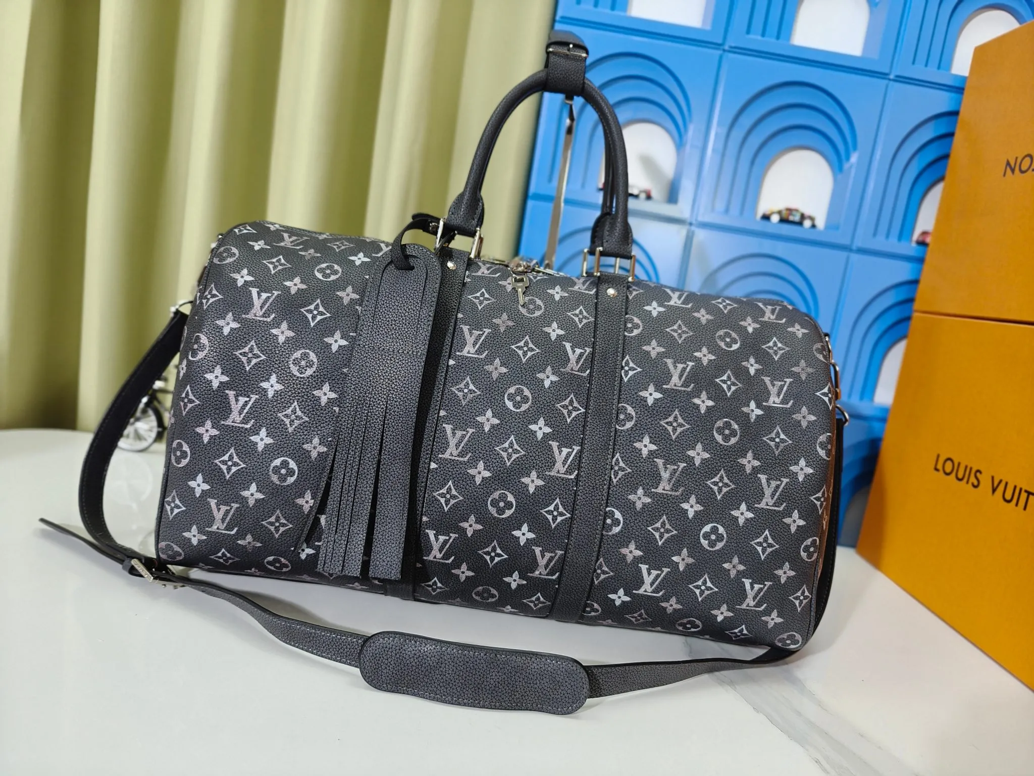 p340💰Upgraded original m11541 m11596 m41416 This keellbandouliere 50 travel bag comes from the 2024 autumn and winter fashion show. It is made of monogramdust coated canvas with cow leather and metal parts, showing arrell williams' respect for the brand's history. marque l.vuitton desee trim and fringed leather branding complete the sophisticated details. 50.0×29.0×23.0 cm (length×height×width)