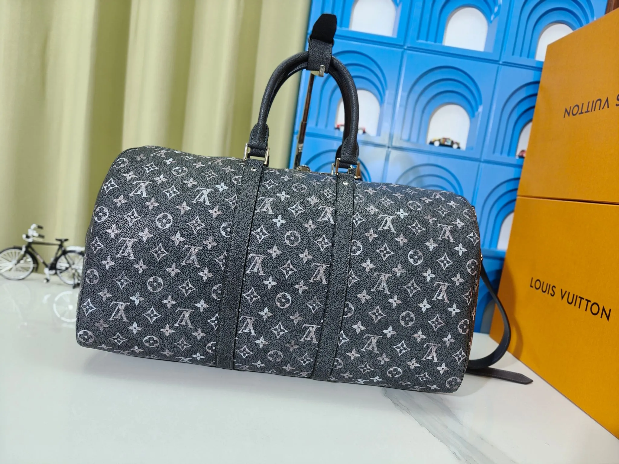 p340💰Upgraded original m11541 m11596 m41416 This keellbandouliere 50 travel bag comes from the 2024 autumn and winter fashion show. It is made of monogramdust coated canvas with cow leather and metal parts, showing arrell williams' respect for the brand's history. marque l.vuitton desee trim and fringed leather branding complete the sophisticated details. 50.0×29.0×23.0 cm (length×height×width)