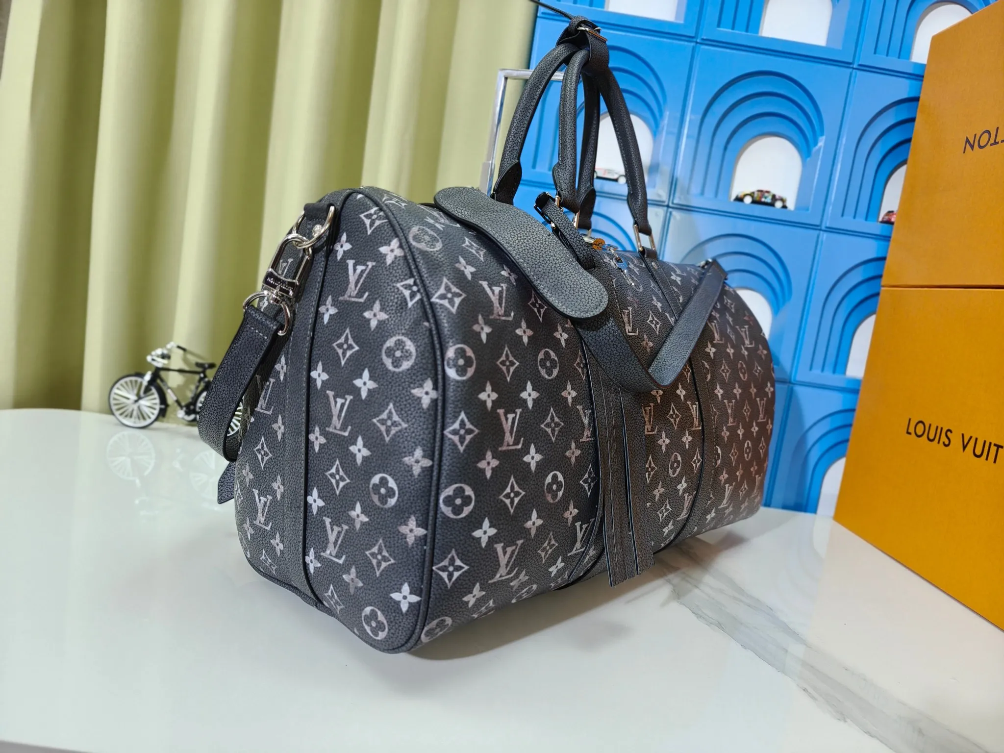 p340💰Upgraded original m11541 m11596 m41416 This keellbandouliere 50 travel bag comes from the 2024 autumn and winter fashion show. It is made of monogramdust coated canvas with cow leather and metal parts, showing arrell williams' respect for the brand's history. marque l.vuitton desee trim and fringed leather branding complete the sophisticated details. 50.0×29.0×23.0 cm (length×height×width)