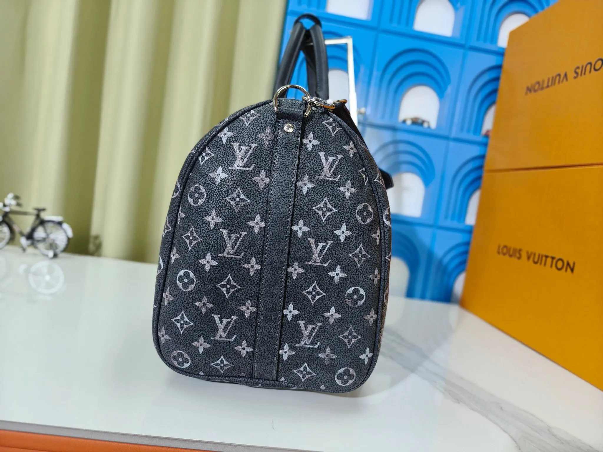 p340💰Upgraded original m11541 m11596 m41416 This keellbandouliere 50 travel bag comes from the 2024 autumn and winter fashion show. It is made of monogramdust coated canvas with cow leather and metal parts, showing arrell williams' respect for the brand's history. marque l.vuitton desee trim and fringed leather branding complete the sophisticated details. 50.0×29.0×23.0 cm (length×height×width)