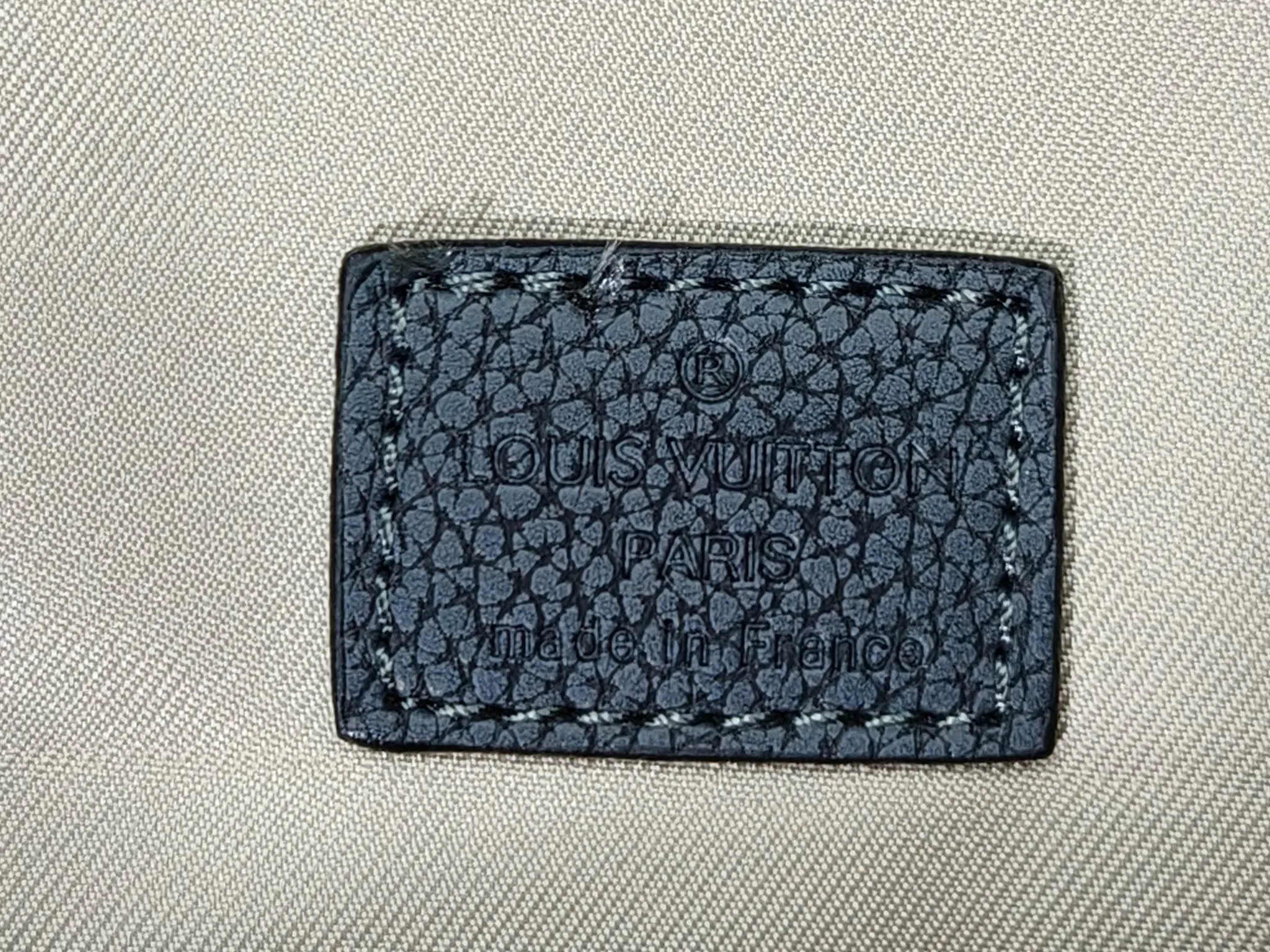 p340💰Upgraded original m11541 m11596 m41416 This keellbandouliere 50 travel bag comes from the 2024 autumn and winter fashion show. It is made of monogramdust coated canvas with cow leather and metal parts, showing arrell williams' respect for the brand's history. marque l.vuitton desee trim and fringed leather branding complete the sophisticated details. 50.0×29.0×23.0 cm (length×height×width)