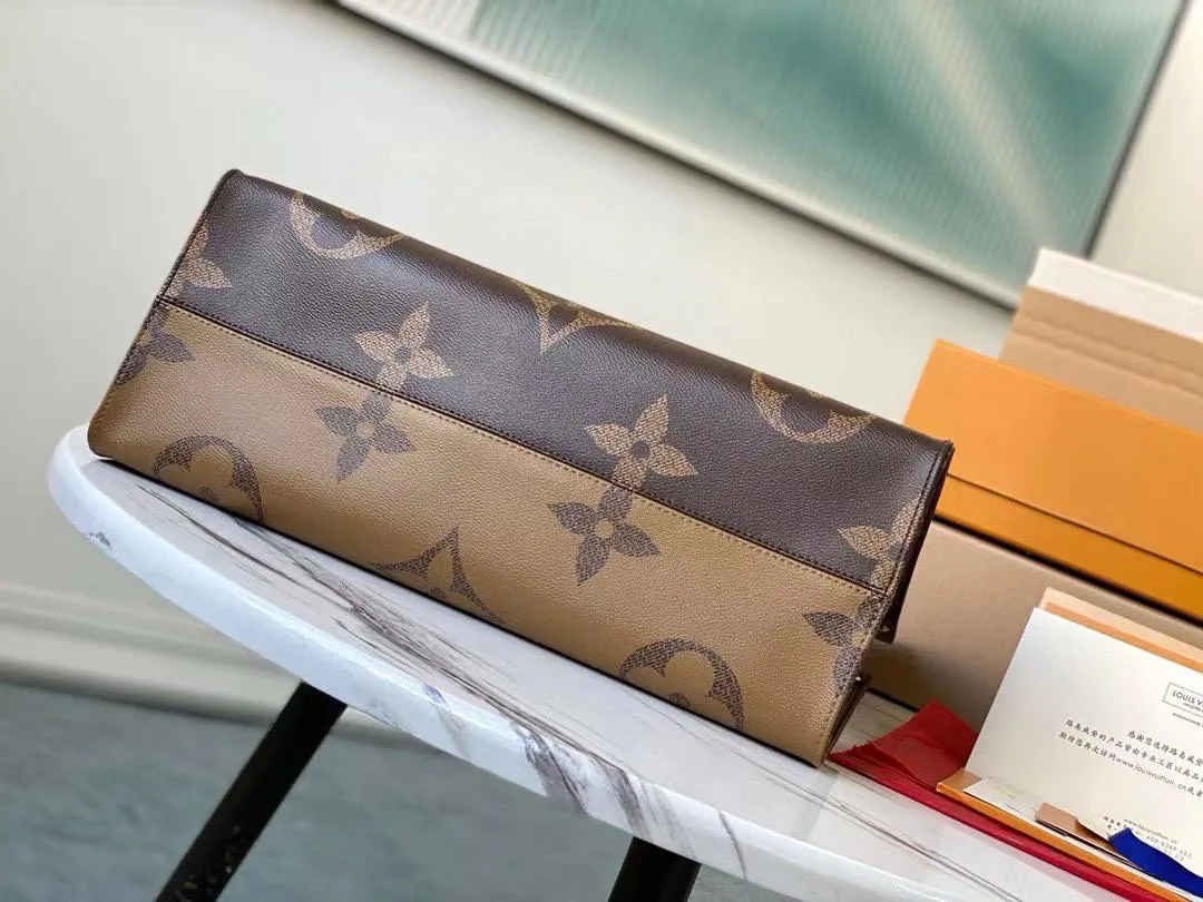 💰800 (black leather shoulder strap) M45320 black leather long shoulder strap Onthego handbag is eye-catching and charming against the backdrop of Monogram Giant canvas. The sides and handles are embellished with Monogram Reverse patterns. You can see the changes in color and texture in similar styles. The large size has plenty of room inside, and with the shoulder strap and Toron handle, you can go about your daily life as you please. Dimensions: 41 x 34 x 19 cm
