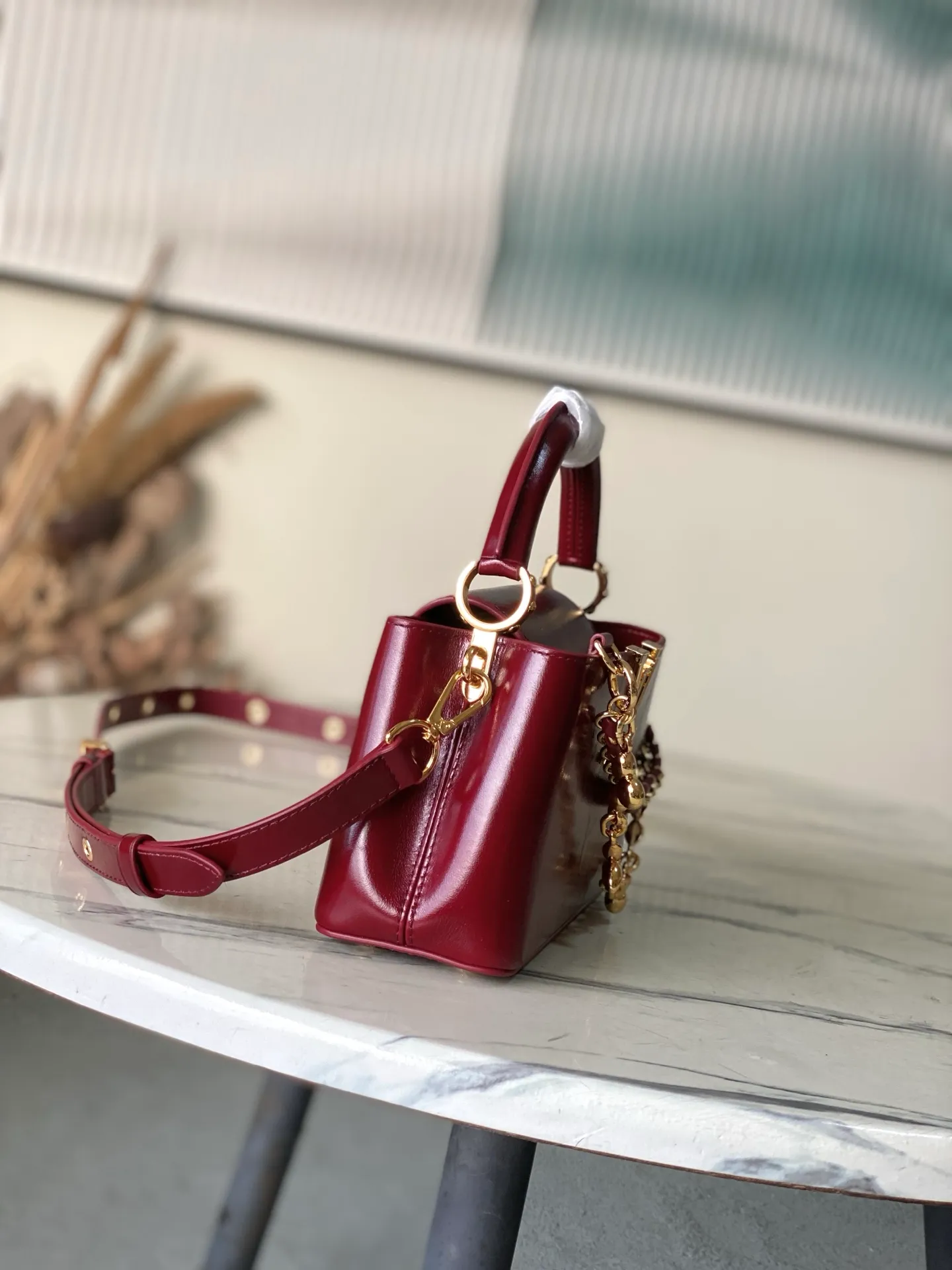 💰2160 "Special Grade Original Leather" M25473 Burgundy Oil Wax Leather Mini This Capucines East-West mini handbag gives the leather a pleated texture, telling the new season trend. The cow leather trim outlines smooth lines. The LV letters and detachable chain shimmer with metallic luster. The spacious interior meets different storage needs. A variety of carrying methods show functional ingenuity. Size: 22*12*8CM