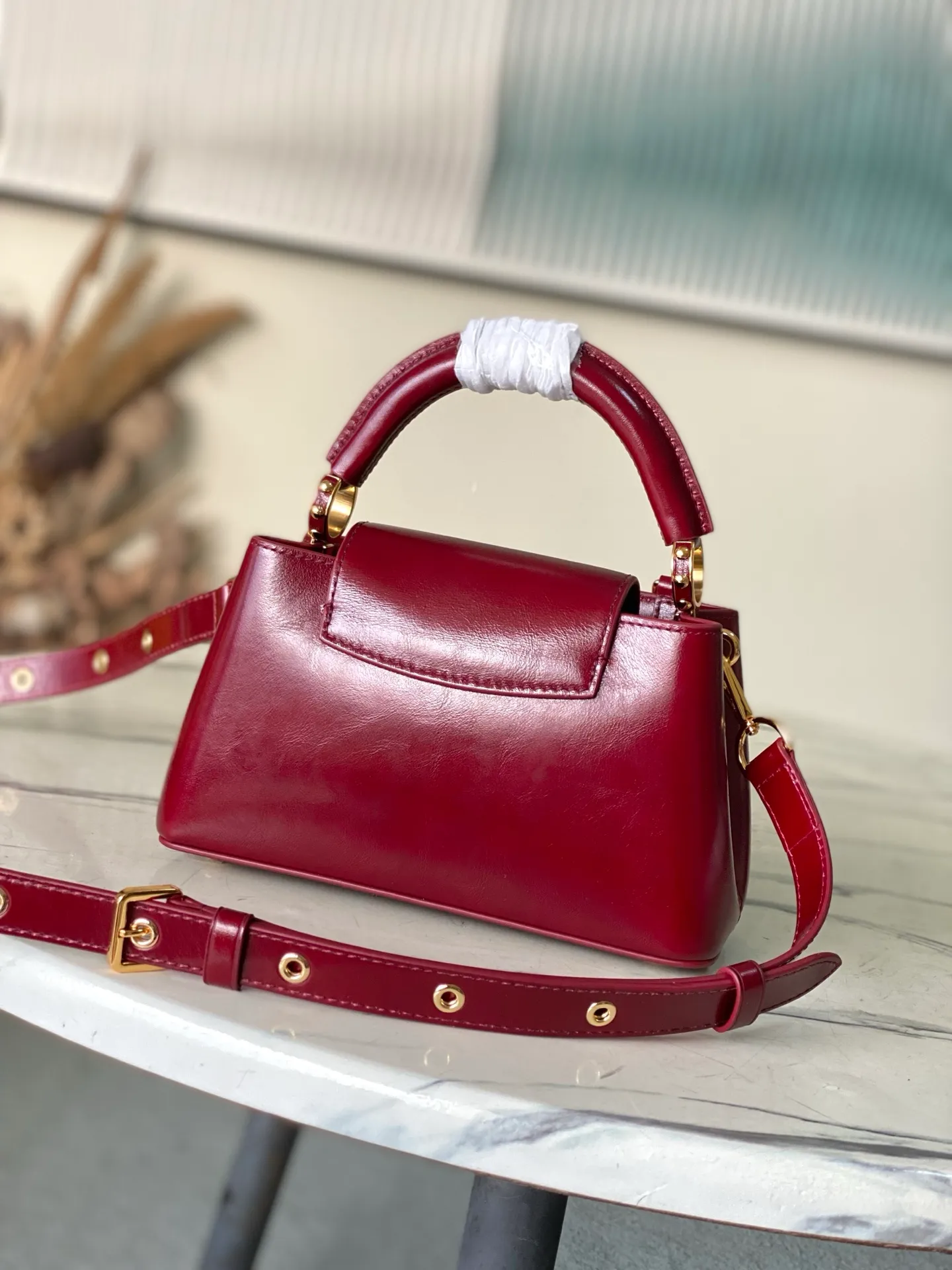 💰2160 "Special Grade Original Leather" M25473 Burgundy Oil Wax Leather Mini This Capucines East-West mini handbag gives the leather a pleated texture, telling the new season trend. The cow leather trim outlines smooth lines. The LV letters and detachable chain shimmer with metallic luster. The spacious interior meets different storage needs. A variety of carrying methods show functional ingenuity. Size: 22*12*8CM