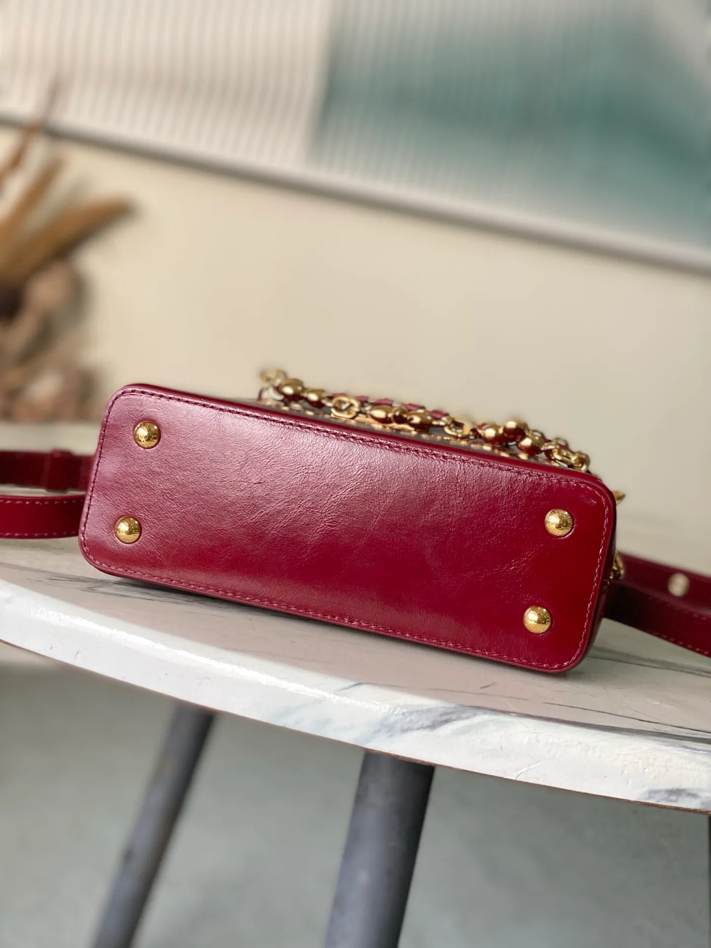 💰2160 "Special Grade Original Leather" M25473 Burgundy Oil Wax Leather Mini This Capucines East-West mini handbag gives the leather a pleated texture, telling the new season trend. The cow leather trim outlines smooth lines. The LV letters and detachable chain shimmer with metallic luster. The spacious interior meets different storage needs. A variety of carrying methods show functional ingenuity. Size: 22*12*8CM