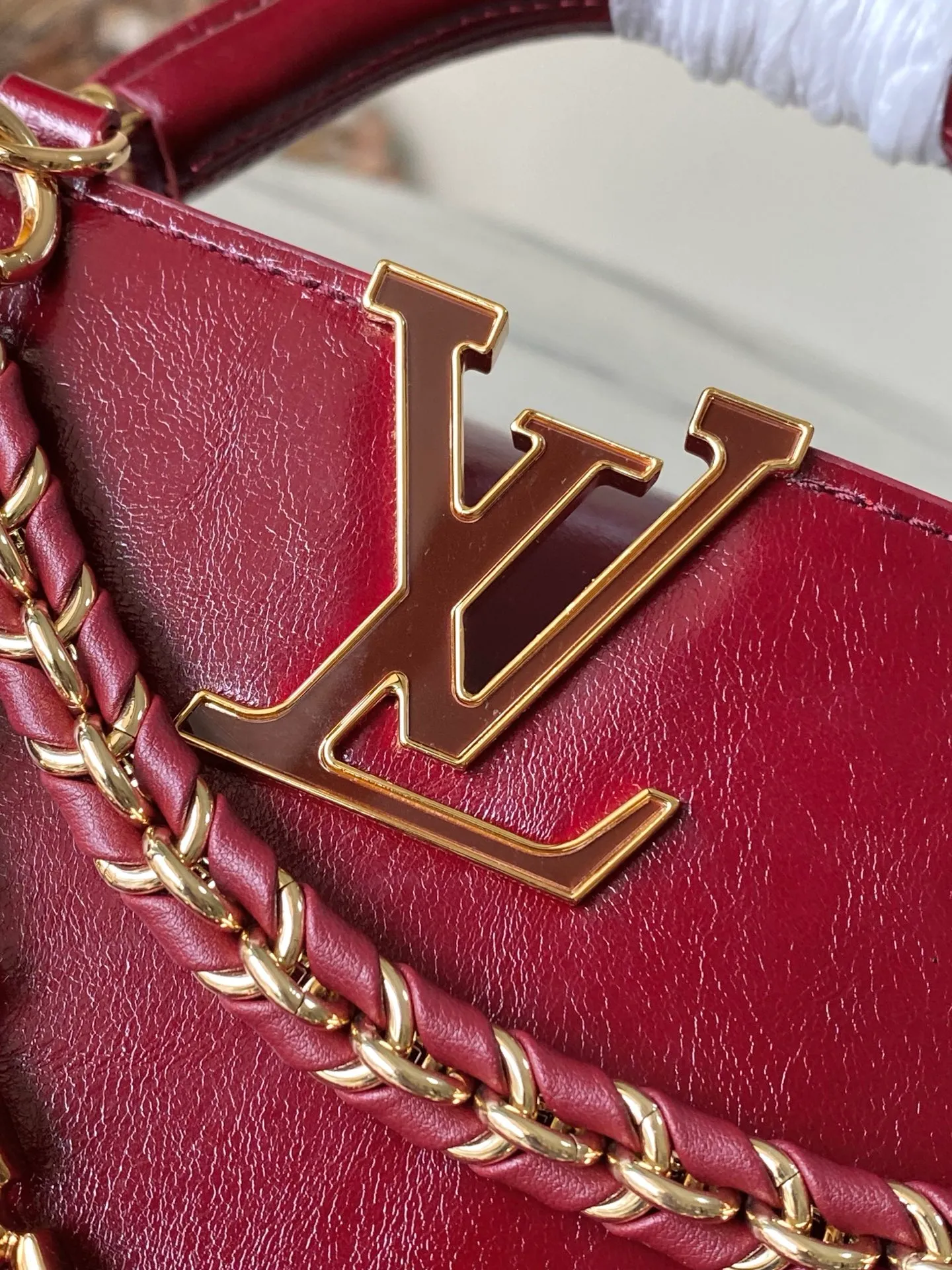 💰2160 "Special Grade Original Leather" M25473 Burgundy Oil Wax Leather Mini This Capucines East-West mini handbag gives the leather a pleated texture, telling the new season trend. The cow leather trim outlines smooth lines. The LV letters and detachable chain shimmer with metallic luster. The spacious interior meets different storage needs. A variety of carrying methods show functional ingenuity. Size: 22*12*8CM