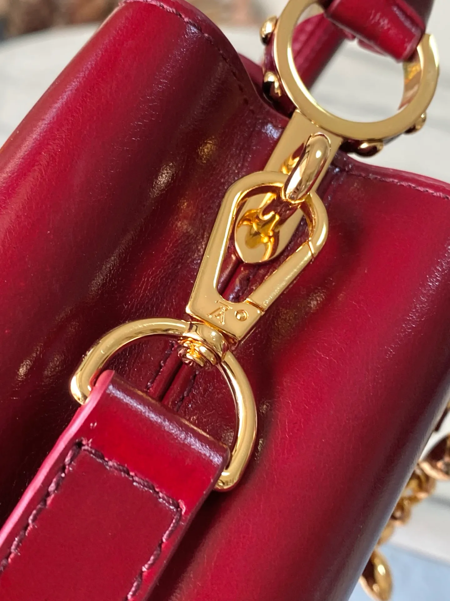 💰2160 "Special Grade Original Leather" M25473 Burgundy Oil Wax Leather Mini This Capucines East-West mini handbag gives the leather a pleated texture, telling the new season trend. The cow leather trim outlines smooth lines. The LV letters and detachable chain shimmer with metallic luster. The spacious interior meets different storage needs. A variety of carrying methods show functional ingenuity. Size: 22*12*8CM