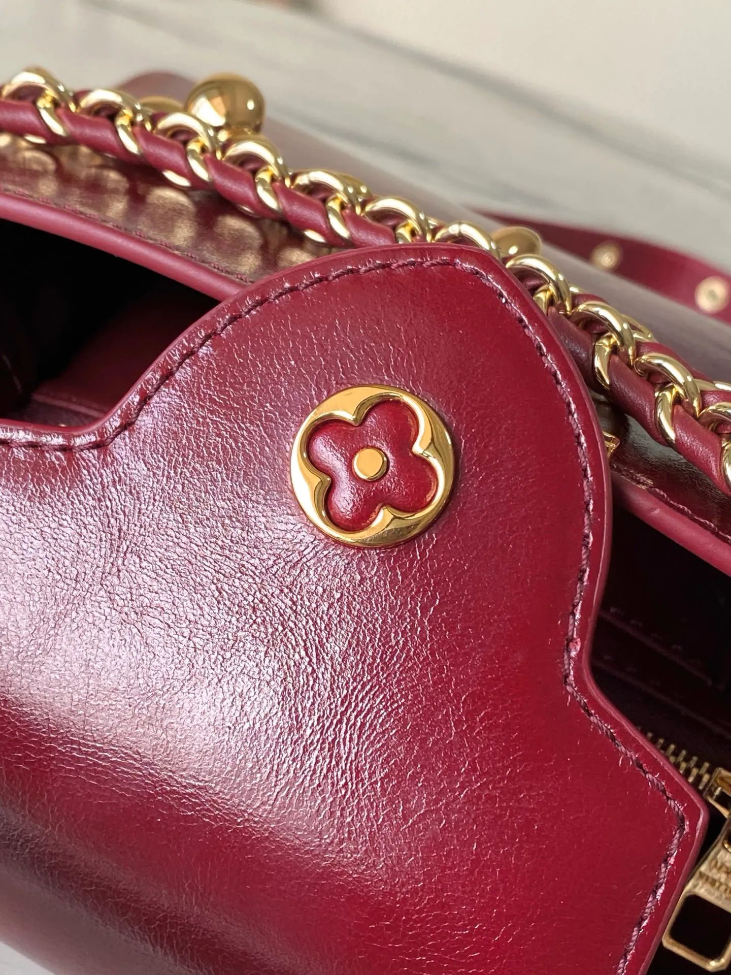 💰2160 "Special Grade Original Leather" M25473 Burgundy Oil Wax Leather Mini This Capucines East-West mini handbag gives the leather a pleated texture, telling the new season trend. The cow leather trim outlines smooth lines. The LV letters and detachable chain shimmer with metallic luster. The spacious interior meets different storage needs. A variety of carrying methods show functional ingenuity. Size: 22*12*8CM