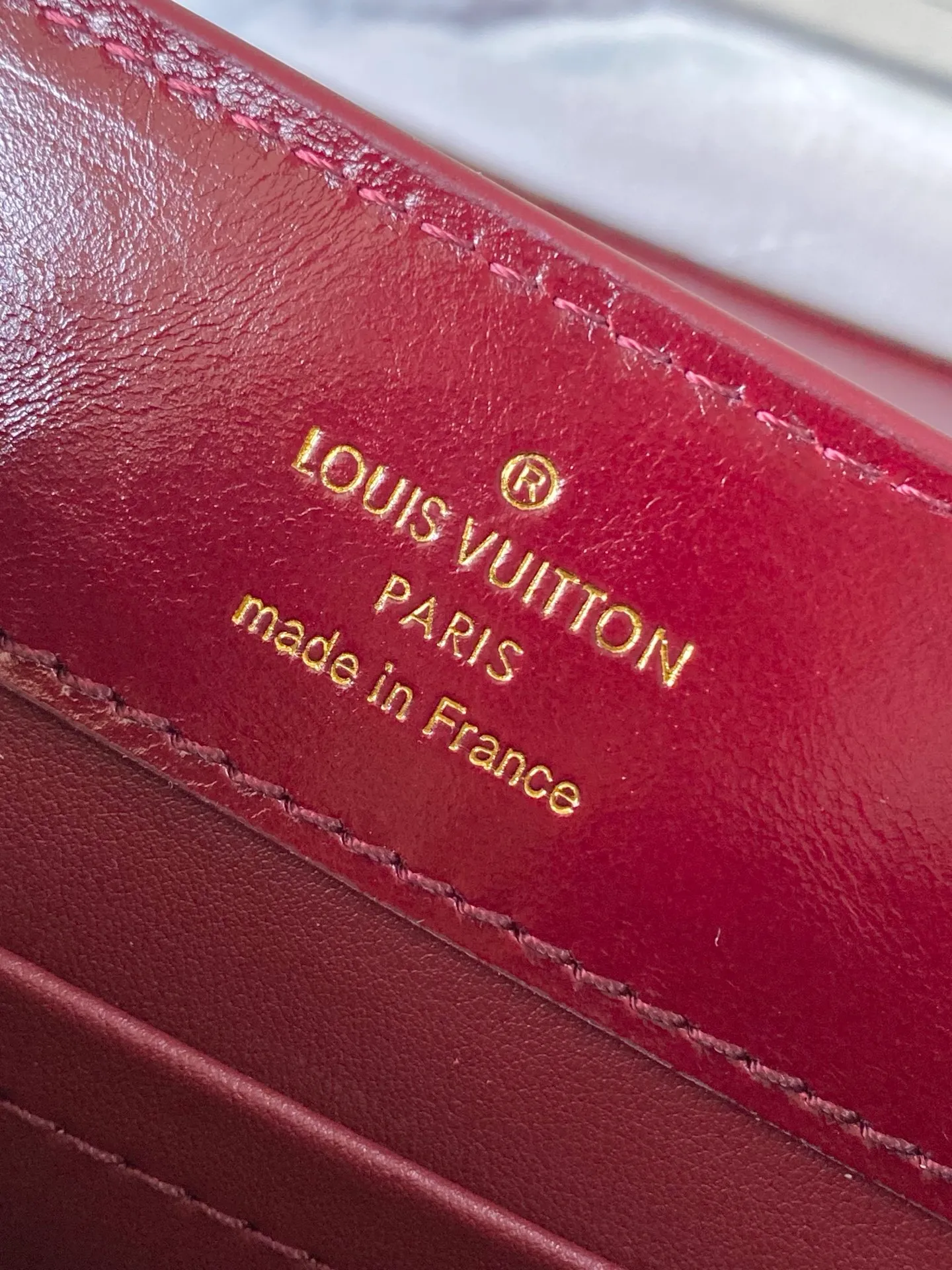 💰2160 "Special Grade Original Leather" M25473 Burgundy Oil Wax Leather Mini This Capucines East-West mini handbag gives the leather a pleated texture, telling the new season trend. The cow leather trim outlines smooth lines. The LV letters and detachable chain shimmer with metallic luster. The spacious interior meets different storage needs. A variety of carrying methods show functional ingenuity. Size: 22*12*8CM