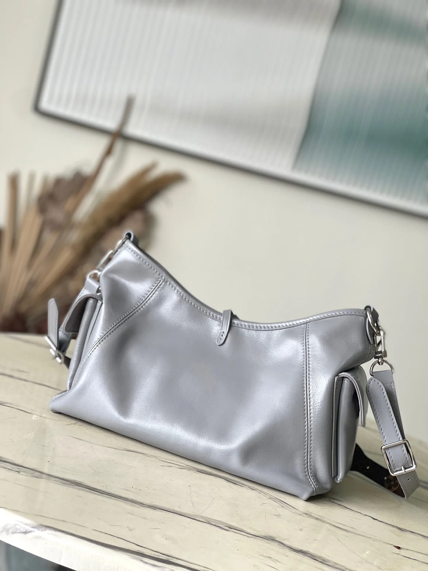 💰1160 (top layer leather) top original order M12579 small size shark gray small size This small CarryAll Cargo handbag is made of soft sheep leather to create a fashionable and lazy silhouette, adding eye-catching color to the 2024 spring and summer show style. Polished metal pieces are complemented by a tactile, slightly wrinkled texture. Plenty of space can accommodate a variety of daily necessities, making it a great travel companion. Dimensions: 33.5x 23x 15 cm
