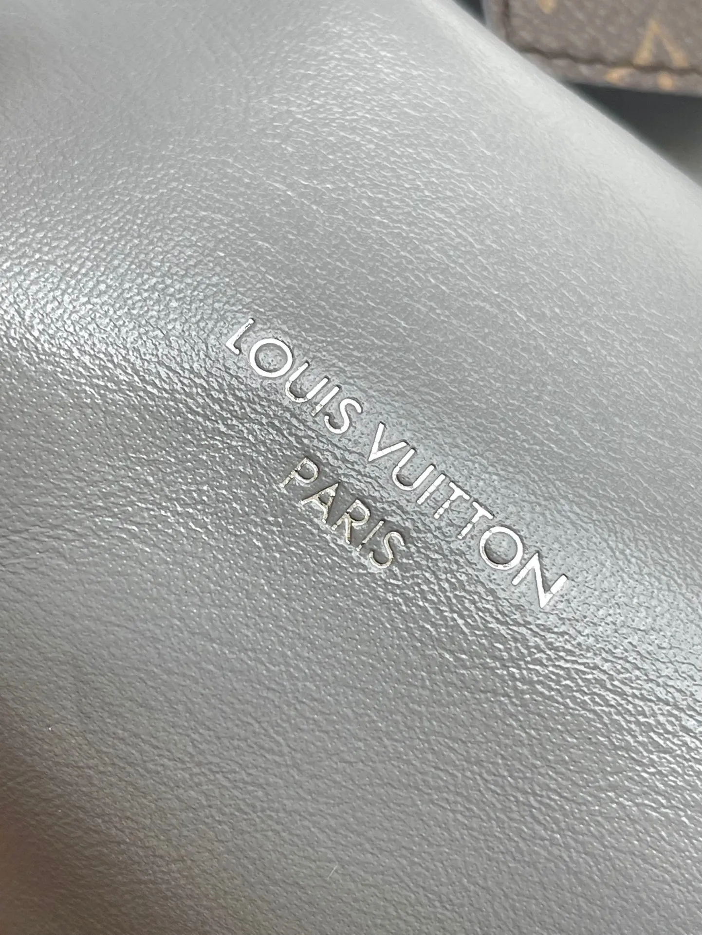 💰1160 (top layer leather) top original order M12579 small size shark gray small size This small CarryAll Cargo handbag is made of soft sheep leather to create a fashionable and lazy silhouette, adding eye-catching color to the 2024 spring and summer show style. Polished metal pieces are complemented by a tactile, slightly wrinkled texture. Plenty of space can accommodate a variety of daily necessities, making it a great travel companion. Dimensions: 33.5x 23x 15 cm