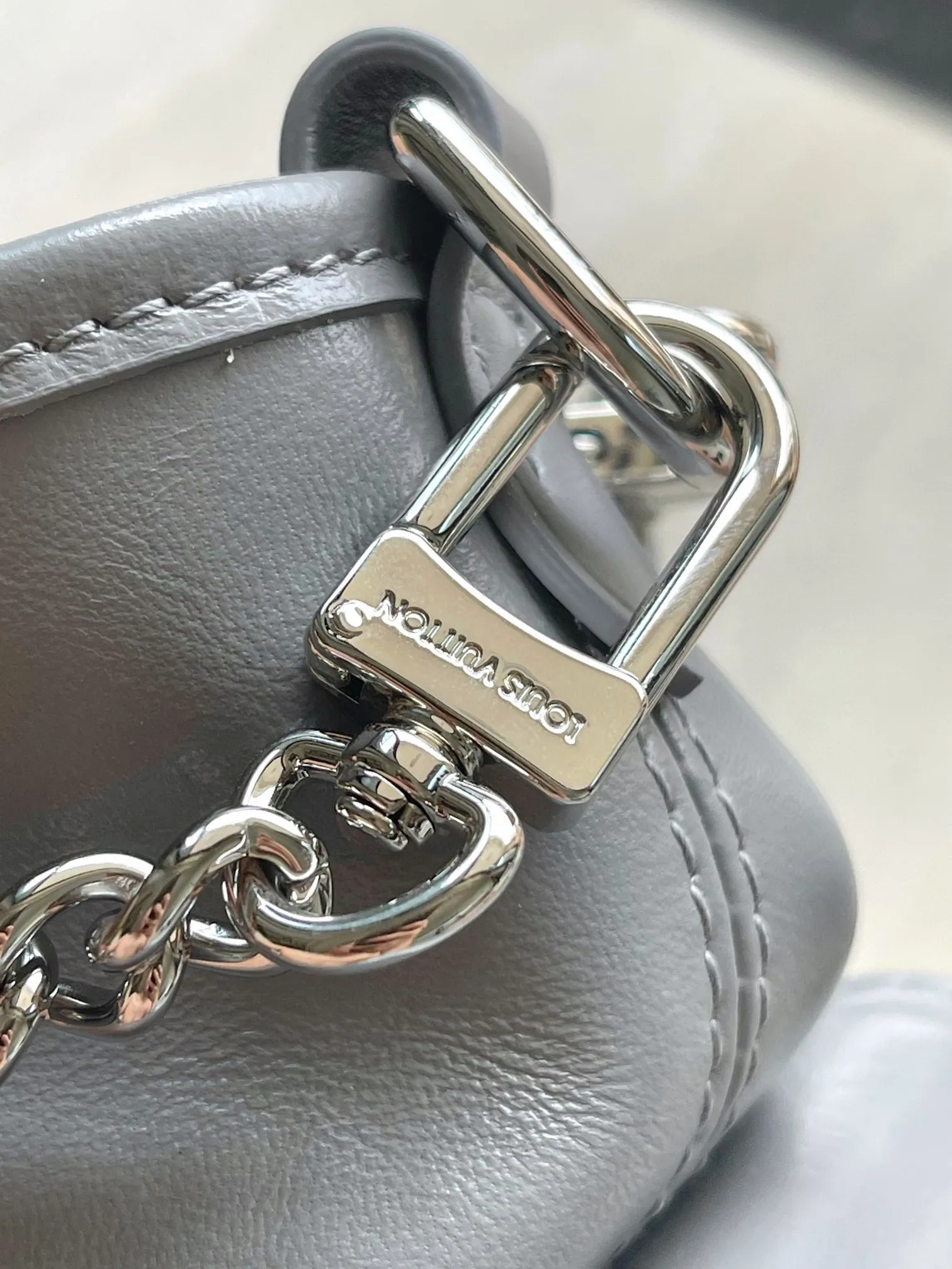 💰1160 (top layer leather) top original order M12579 small size shark gray small size This small CarryAll Cargo handbag is made of soft sheep leather to create a fashionable and lazy silhouette, adding eye-catching color to the 2024 spring and summer show style. Polished metal pieces are complemented by a tactile, slightly wrinkled texture. Plenty of space can accommodate a variety of daily necessities, making it a great travel companion. Dimensions: 33.5x 23x 15 cm