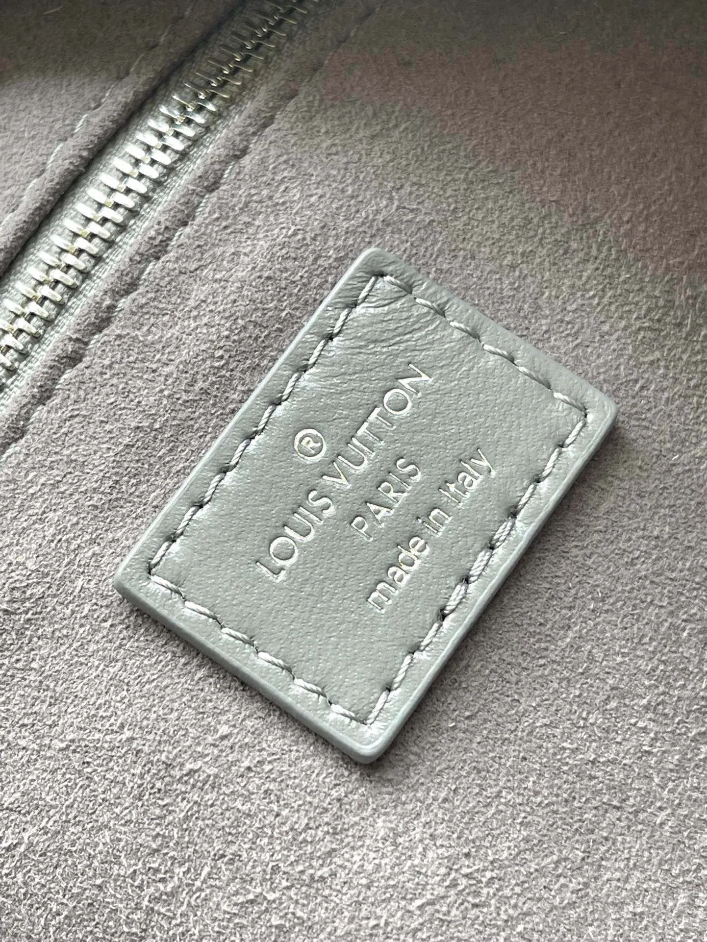 💰1160 (top layer leather) top original order M12579 small size shark gray small size This small CarryAll Cargo handbag is made of soft sheep leather to create a fashionable and lazy silhouette, adding eye-catching color to the 2024 spring and summer show style. Polished metal pieces are complemented by a tactile, slightly wrinkled texture. Plenty of space can accommodate a variety of daily necessities, making it a great travel companion. Dimensions: 33.5x 23x 15 cm