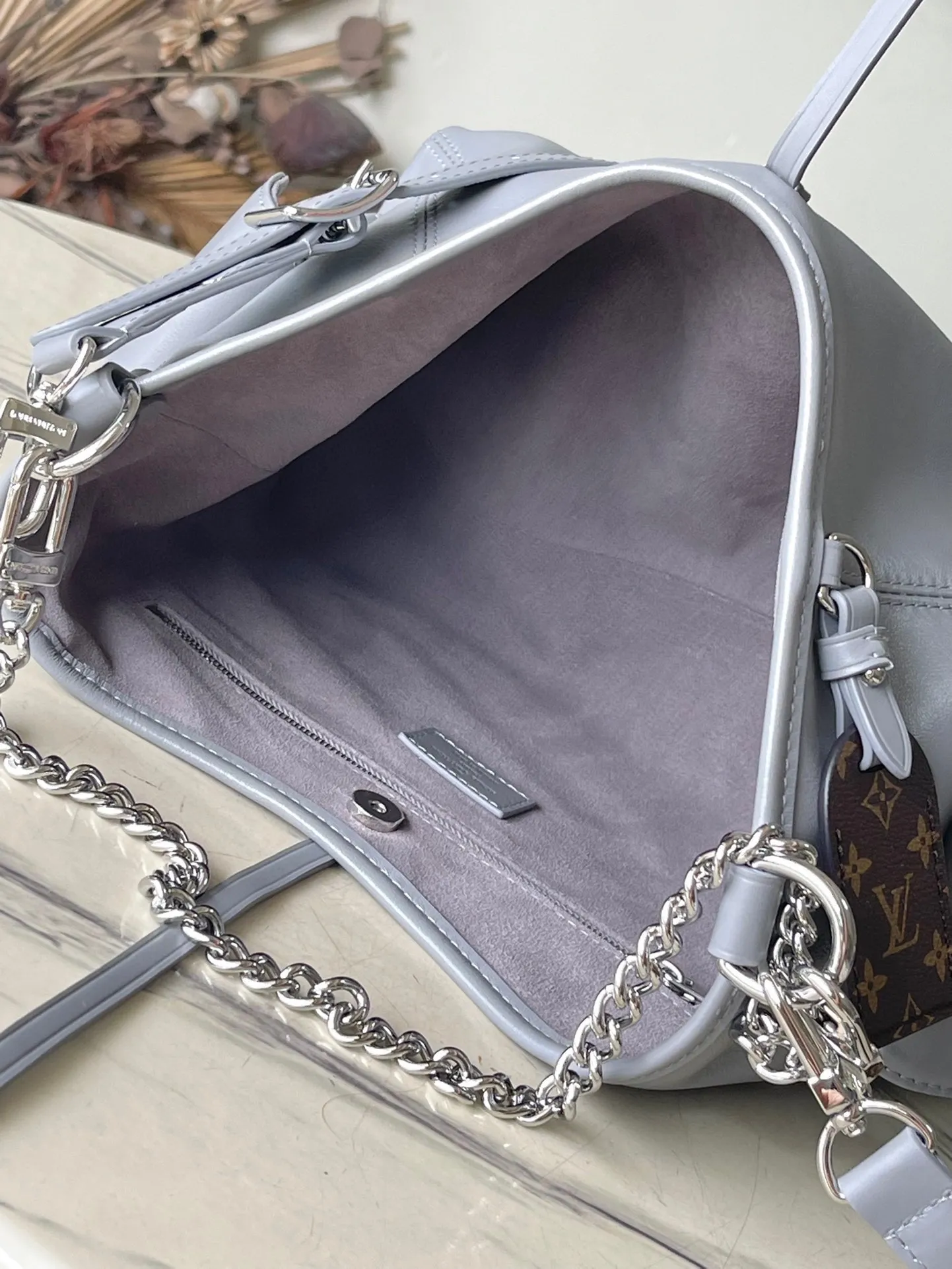 💰1160 (top layer leather) top original order M12579 small size shark gray small size This small CarryAll Cargo handbag is made of soft sheep leather to create a fashionable and lazy silhouette, adding eye-catching color to the 2024 spring and summer show style. Polished metal pieces are complemented by a tactile, slightly wrinkled texture. Plenty of space can accommodate a variety of daily necessities, making it a great travel companion. Dimensions: 33.5x 23x 15 cm