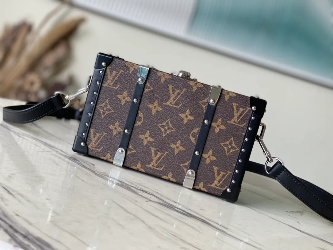 💰1400 (Steel Hardware) Top Original M20953 Presbyopia Neo Wallet Trunk handbag uses elements such as the wooden strips and metal reinforced corners of the hard box, and is equipped with a detachable shoulder strap. Plenty of space to store daily necessities such as mobile phones, keys, wallets, cards, and wireless headphones. Dimensions: 21.5 x 12.3 x 6 cm
