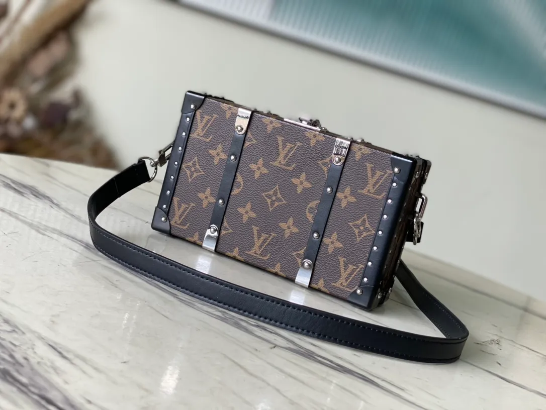 💰1400 (Steel Hardware) Top Original M20953 Presbyopia Neo Wallet Trunk handbag uses elements such as the wooden strips and metal reinforced corners of the hard box, and is equipped with a detachable shoulder strap. Plenty of space to store daily necessities such as mobile phones, keys, wallets, cards, and wireless headphones. Dimensions: 21.5 x 12.3 x 6 cm