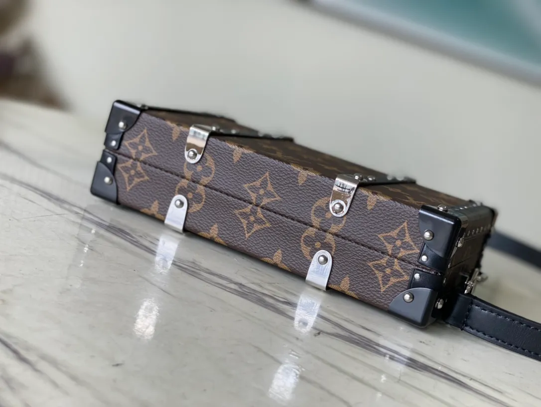 💰1400 (Steel Hardware) Top Original M20953 Presbyopia Neo Wallet Trunk handbag uses elements such as the wooden strips and metal reinforced corners of the hard box, and is equipped with a detachable shoulder strap. Plenty of space to store daily necessities such as mobile phones, keys, wallets, cards, and wireless headphones. Dimensions: 21.5 x 12.3 x 6 cm