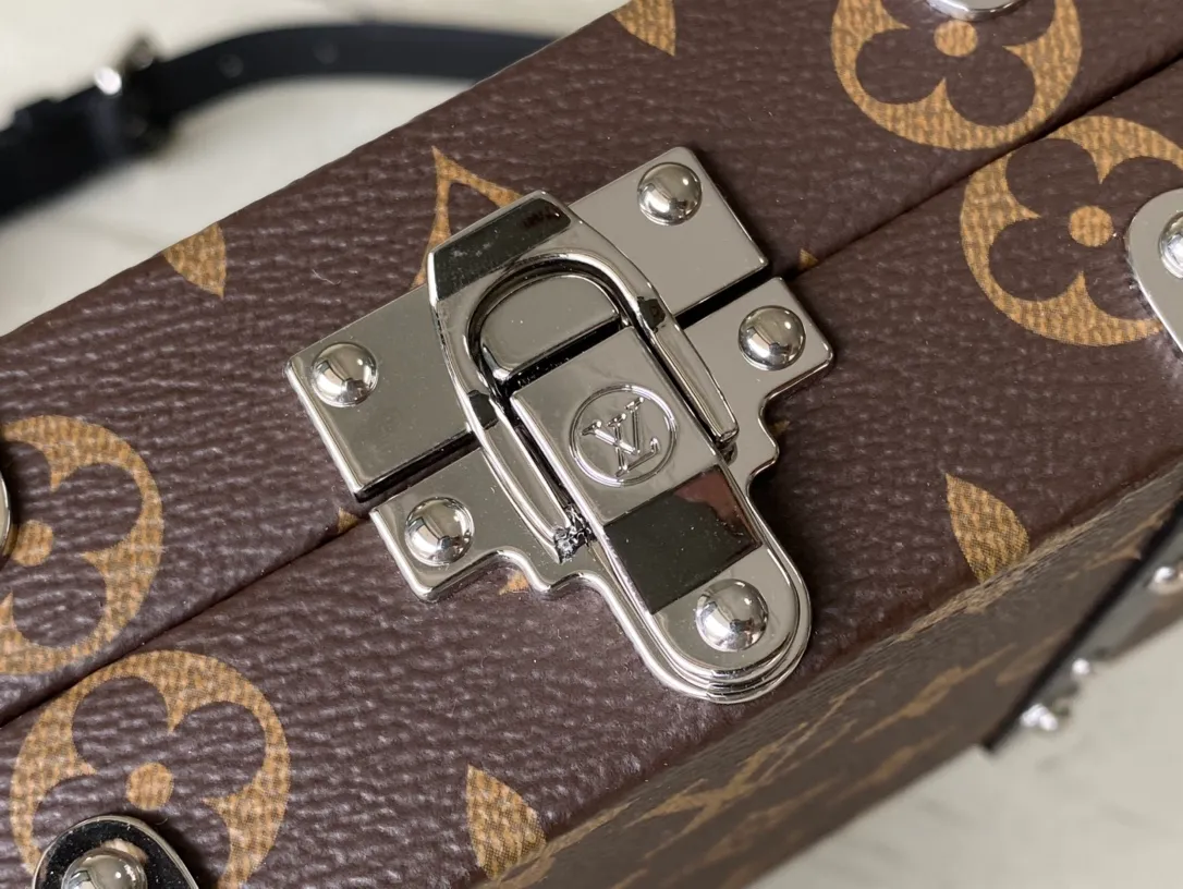 💰1400 (Steel Hardware) Top Original M20953 Presbyopia Neo Wallet Trunk handbag uses elements such as the wooden strips and metal reinforced corners of the hard box, and is equipped with a detachable shoulder strap. Plenty of space to store daily necessities such as mobile phones, keys, wallets, cards, and wireless headphones. Dimensions: 21.5 x 12.3 x 6 cm