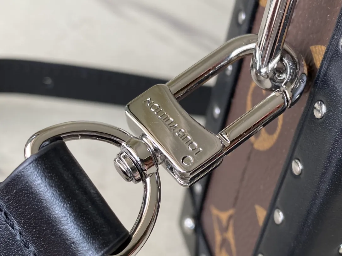💰1400 (Steel Hardware) Top Original M20953 Presbyopia Neo Wallet Trunk handbag uses elements such as the wooden strips and metal reinforced corners of the hard box, and is equipped with a detachable shoulder strap. Plenty of space to store daily necessities such as mobile phones, keys, wallets, cards, and wireless headphones. Dimensions: 21.5 x 12.3 x 6 cm