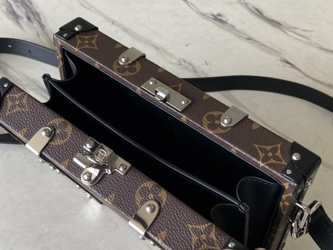 💰1400 (Steel Hardware) Top Original M20953 Presbyopia Neo Wallet Trunk handbag uses elements such as the wooden strips and metal reinforced corners of the hard box, and is equipped with a detachable shoulder strap. Plenty of space to store daily necessities such as mobile phones, keys, wallets, cards, and wireless headphones. Dimensions: 21.5 x 12.3 x 6 cm