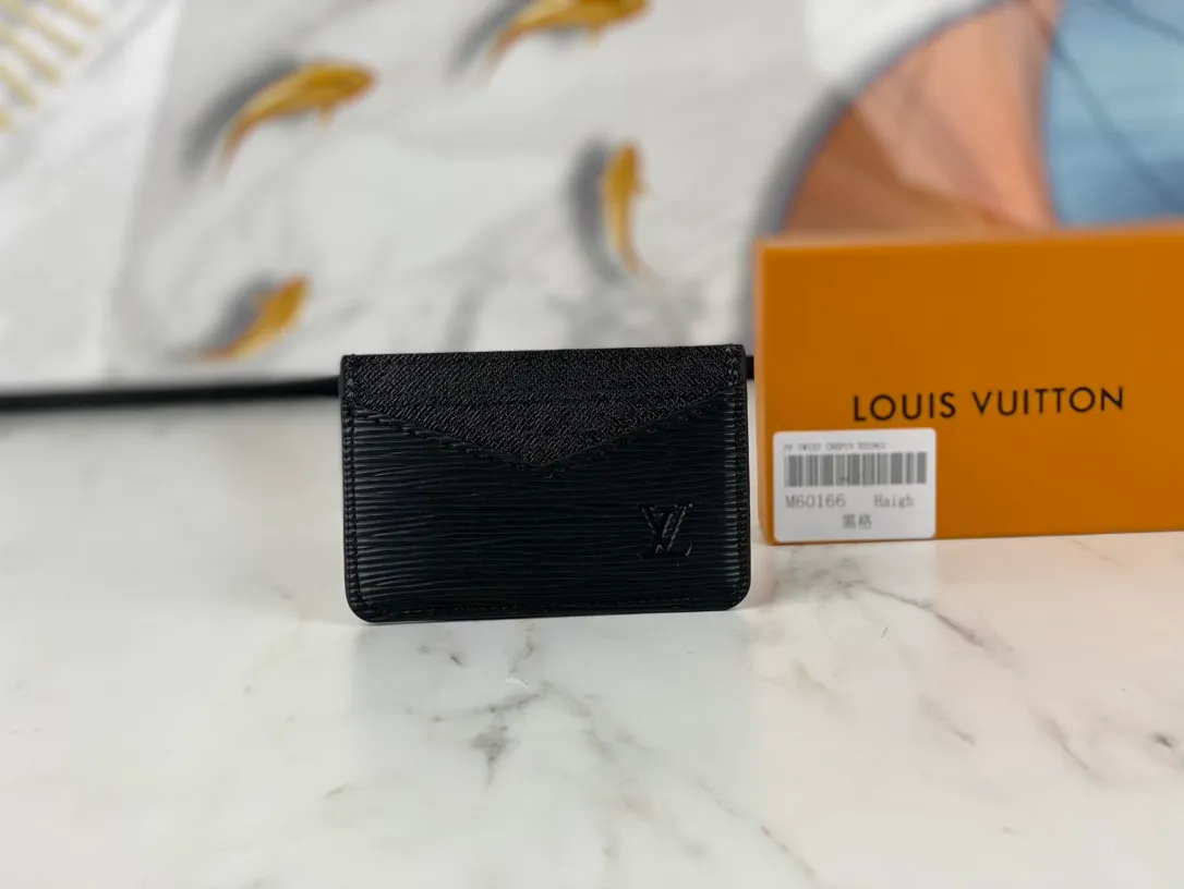 💰90💰M60166👏👏The Neo card holder made of Monogram Macassar canvas is the first choice for carrying important cards. Cowhide leather trim makes the classic Louis Vuitton pattern even more eye-catching. Dimensions: 11.0 x 7.0 x 0.6 cm,